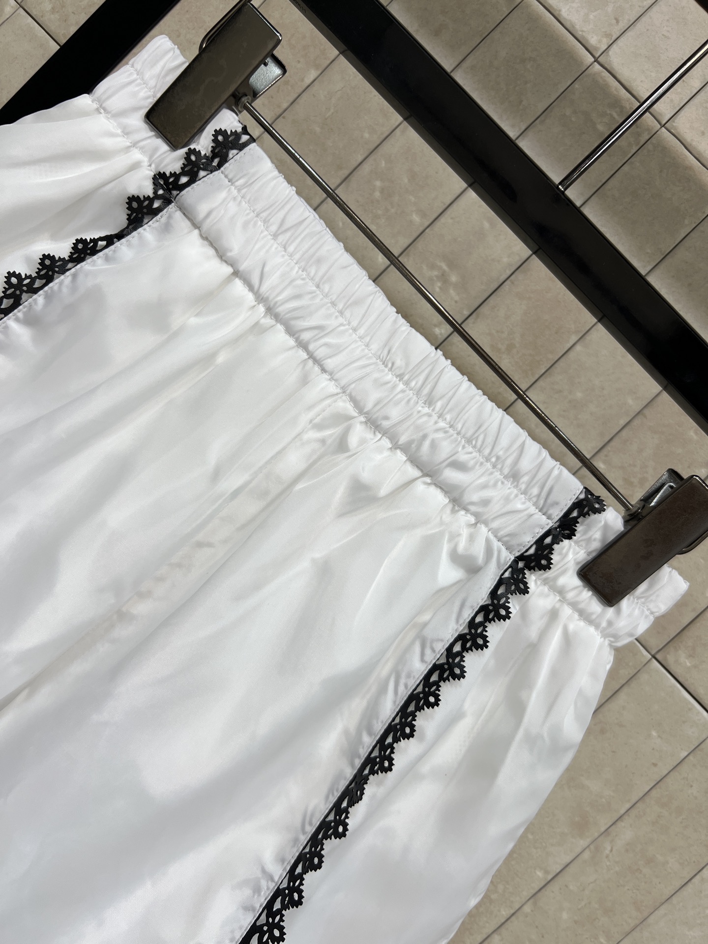 L家 26夏季新款 高腰花边短裤 自带松紧腰设计 不挑身材无束缚 侧边与裤脚精致黑色蕾丝锁边撞色提升精致