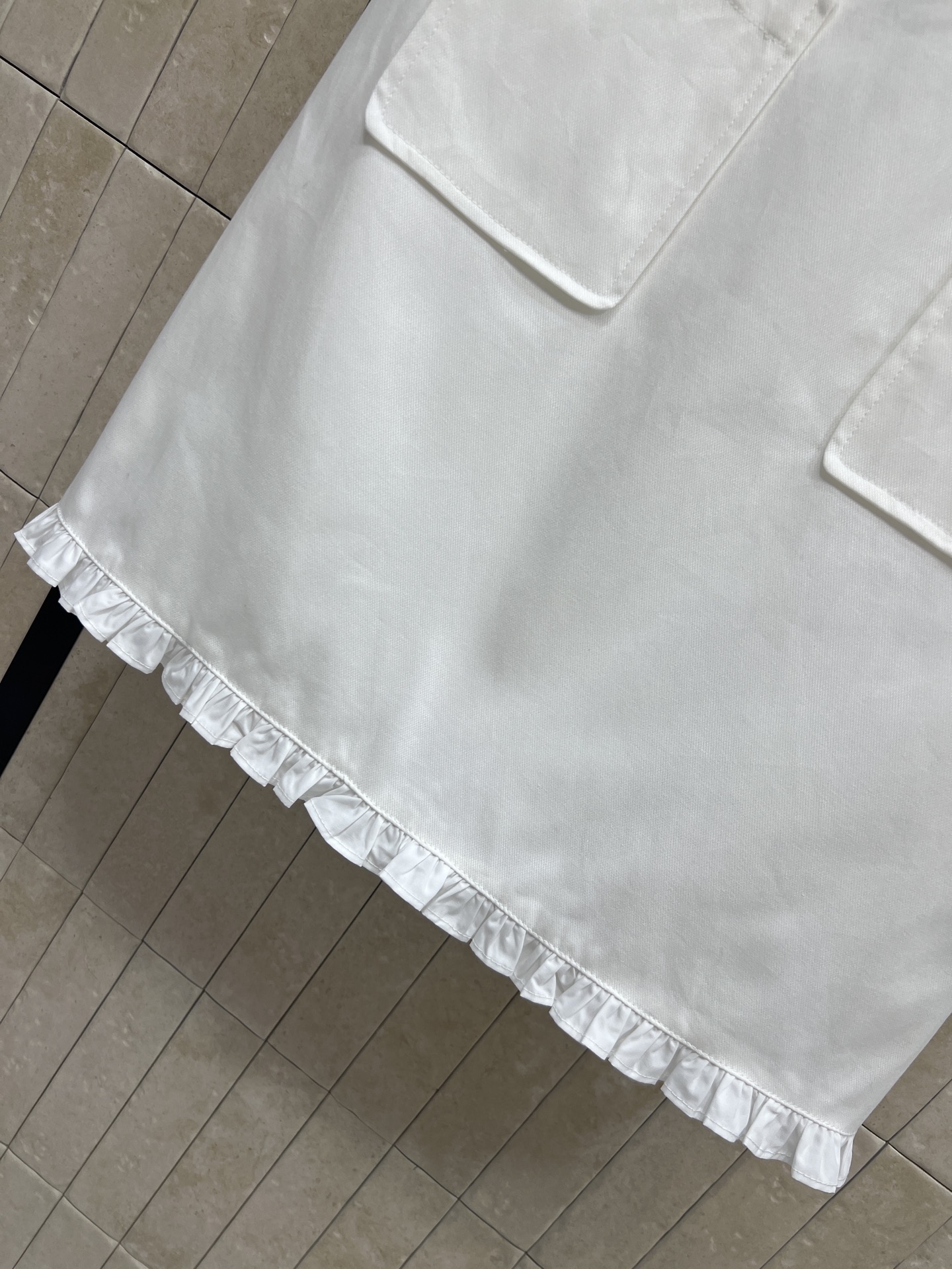 L家 26夏季新款 白色无袖连衣裙 采用高品质棉质面料 简约圆领利落大方 后侧暗扣穿脱便捷 双贴袋搭配金