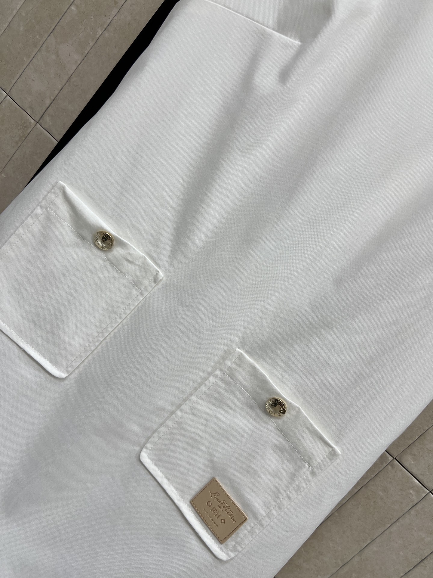 L家 26夏季新款 白色无袖连衣裙 采用高品质棉质面料 简约圆领利落大方 后侧暗扣穿脱便捷 双贴袋搭配金