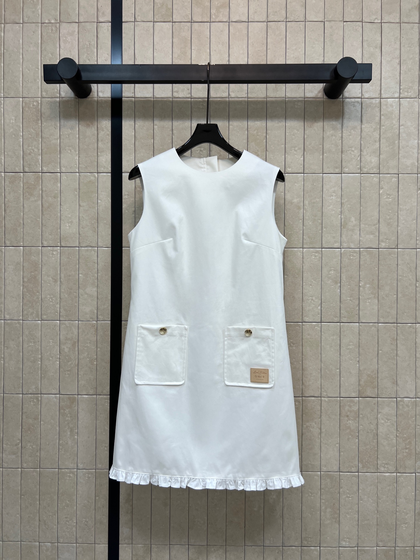NO:911469,L's 26 new summer style white sleeveless dress made of high-quality cotton fabric, simple round neck, neat and elegant, hidden buttons on the back for easy putting on and taking off, double patch pockets with metal buckles, small leather labels on the sides with exquisite texture, hem with wooden ear edges, straight version, loose tailoring to accommodate the body shape, refreshing to wear alone, suitable for shirts and bottoming shirts, creating a refreshing Korean daily wear, four sizes in one color, Size/S-M-L-XL,, louis  vuitton,skirts,shirts,19860909L家 26夏季新款 白色无袖连衣裙 采用高品质棉质面料 简约圆领利落大方 后侧暗扣穿脱便捷 双贴袋搭配金属扣 侧边小皮标精致质感 下摆拼接木耳边 直筒版型 宽松剪裁包容身形 单穿清爽 内搭衬衫 打底衫都很适配 打造清爽韩系日常穿搭 一色四码Size/S-M-L-XL,,louis vuitton,skirts,shirts,,Women's clothing