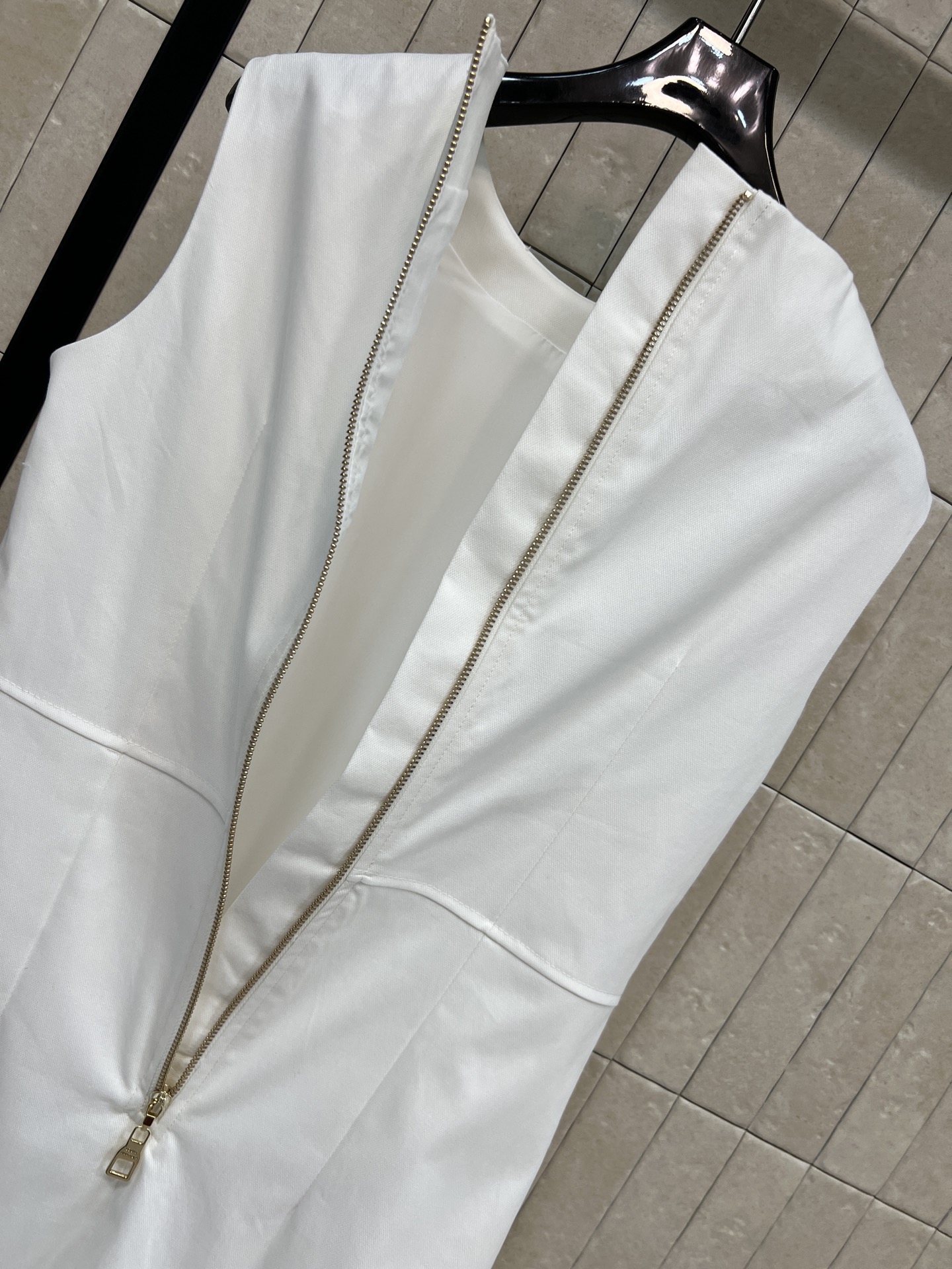 L家 26夏季新款 白色无袖连衣裙 采用高品质棉质面料 简约圆领利落大方 后侧暗扣穿脱便捷 双贴袋搭配金