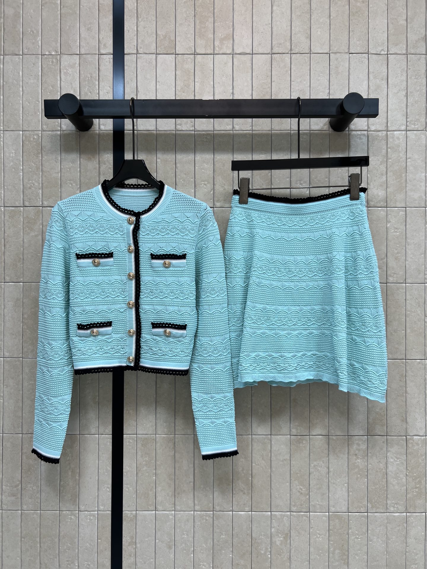 NO:921989,Tops, Skirts, Self's 26 new summer models, mint blue knitted suit, cardigan top + high-waisted skirt, exquisite contrasting black edges to outline the outline, three-dimensional wavy hollow texture full of texture, round-neck cardigan with metallic buttons, high-waisted A-line skirt, complete upper body, neat and tall, light and breathable fabric, gentle and refreshing, dating, easy to wear for daily outings, giving an elegant and sophisticated atmosphere  One color and three codes Size/S-M-L,,fendi,skirts,19860909上衣 半裙Self家 26夏季新款 薄荷蓝针织套装 开衫上衣+高腰半裙 精致撞色黑边包边勾勒轮廓 立体波浪镂空织纹肌理感满满 圆领开衫搭配金属质感纽扣 高腰A字短裙 成套上身利落显高 面料轻薄透气 温柔清爽 约会 日常出街轻松穿出优雅精致氛围感 一色三码Size/S-M-L,,fendi,skirts,,Women's clothing