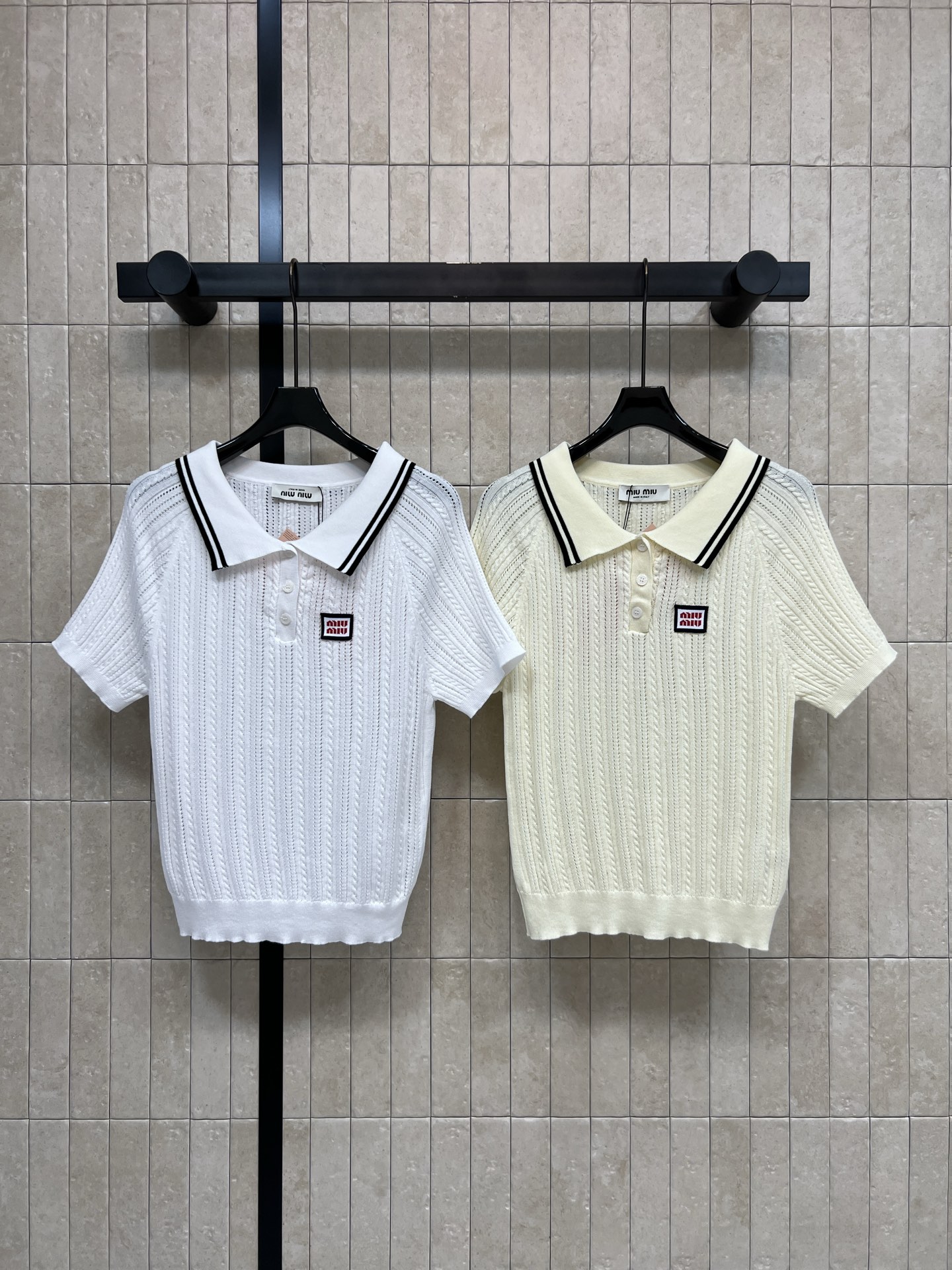 NO:921977,MIU home 26 new summer style short-sleeved Polo sweater made of Tencel blended fabric, classic contrasting striped lapel with a college atmosphere, hollow cable knitting, light and breathable, exquisite logo on the chest to enhance the texture, half-open button design is gentle and casual, pure white, neat tailoring to show proportions, paired with skirts and jeans, easy to create a sweet and age-reducing girl's outfit  Two colors and three codes Size/S-M-Ll,,miumiu,skirts,jeans,T-shirt,19860909MIU家 26夏季新款 短袖Polo针织衫 采用天丝混纺面料 经典撞色条纹翻领自带学院氛围感 镂空绞花编织 轻薄透气 胸口精致logo小标提升质感 半开扣设计温柔随性 纯白 剪裁利落显比例 搭配半身裙 牛仔裤 轻松打造清甜减龄的少女穿搭 两色三码Size/S-M-Ll,,miumiu,skirts,jeans,T-shirt,,Women's clothing