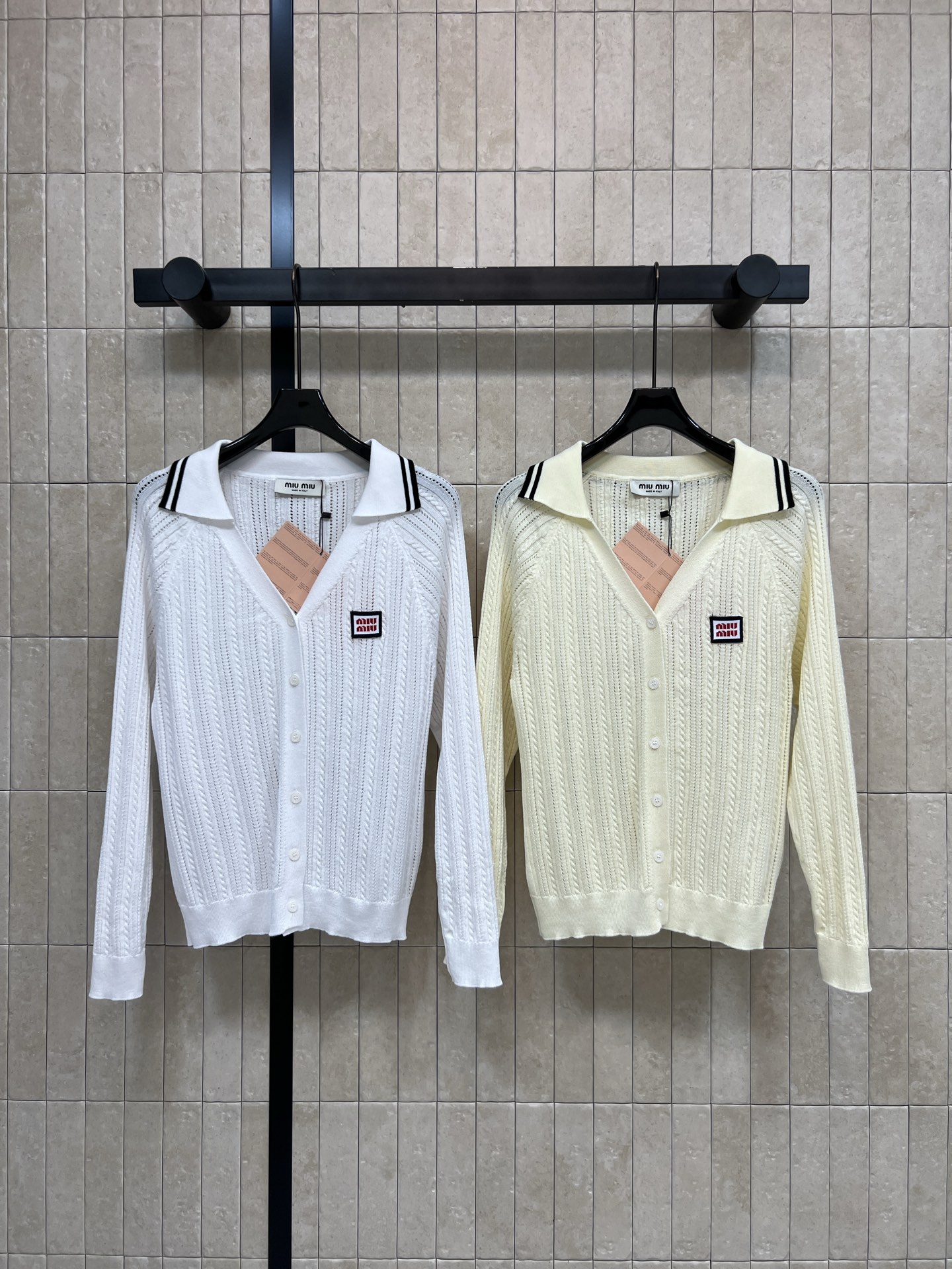 MIU家 26夏季新款 Polo领针织开衫 采用天丝混纺面料去 经典撞色条纹翻领 通体立体镂空绞花织纹 