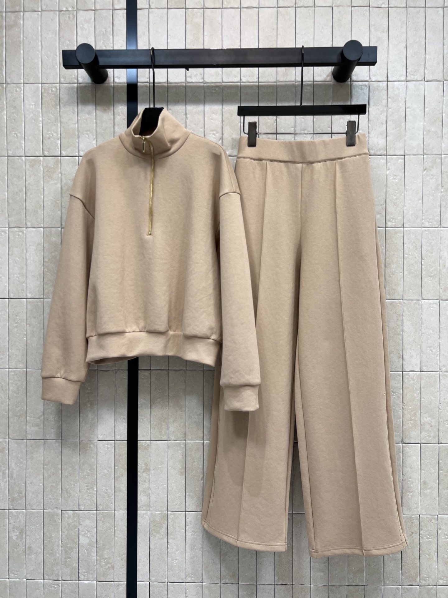 NO:921958,C Home 26 new summer style stand-up collar sweatshirt suit, stand-up collar sweatshirt + high-waisted straight pants, metal zipper is exquisite and eye-catching, short top optimizes body proportions, double C embellishment at the back, drapey wide-leg trousers, neat shape to hide the flesh, side details design is more unique, soft and skin-friendly fabric, comfortable and loose upper body, no need to worry about matching, daily commuting, going out for a walk, you can get it in one set, casual and advanced  Two colors and three codes Size/S-M-L,,chanel,hoodie,sweatshirts,19860909C家 26夏季新款 立领卫衣套装 立领卫衣+高腰直筒裤 金属拉链精致亮眼 短款上衣优化身材比例 后面双C点缀 垂感阔腿长裤版型利落藏肉 侧边细节设计更显别致 面料柔软亲肤 上身舒适松弛 不用费心搭配 日常通勤 出门遛弯一套搞定 随性又高级 两色三码Size/S-M-L,,chanel,hoodie,sweatshirts,,Women's clothing