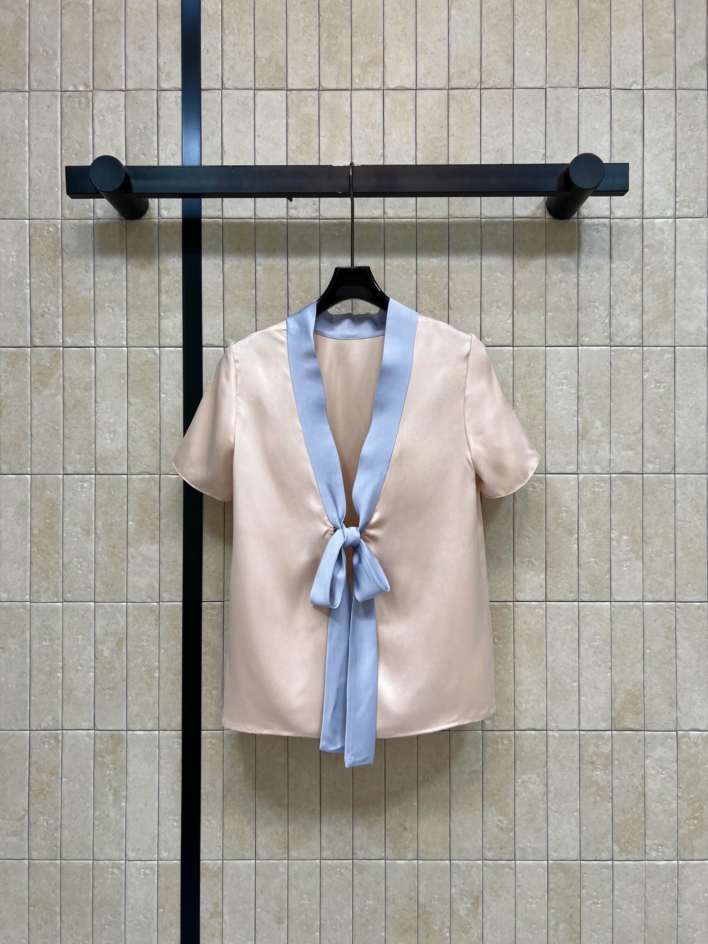 NO:921976,D Home 26 new summer style contrasting color lace-up short-sleeved top. The base color is matched with a fresh collar. The contrasting color design is full of atmosphere. The deep V neckline has an elegant temperament. The tie bow on the front is smart and chic. The elasticity can be adjusted freely. The smooth fabric has a soft luster. Drape and breathable. The loose version accommodates the body shape. It goes well with trousers and skirts. It shows gentleness and sophistication when commuting and dating.  One color, four sizes, Size/S-M-L-XL,, dior, skirts, T-shirt,19860909D家 26夏季新款 撞色系带短袖上衣 底色搭配清新领边 撞色设计氛围感十足 深V领口自带优雅气质 身前系带蝴蝶结灵动别致 可自由调节松紧 顺滑面料自带柔和光泽 垂坠透气 宽松版型包容身形 搭配西裤半裙都很出彩 通勤约会尽显温婉精致 一色四码Size/S-M-L-XL,,dior,skirts,T-shirt,,Women's clothing