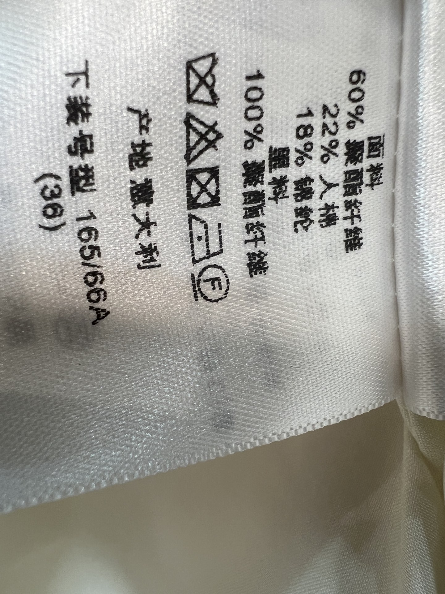 D家 26夏季新款 高腰半身短裙 前排复古金色圆扣精致大气 肌理粗花呢面料扎实有质感 高腰剪裁收拢腰身 