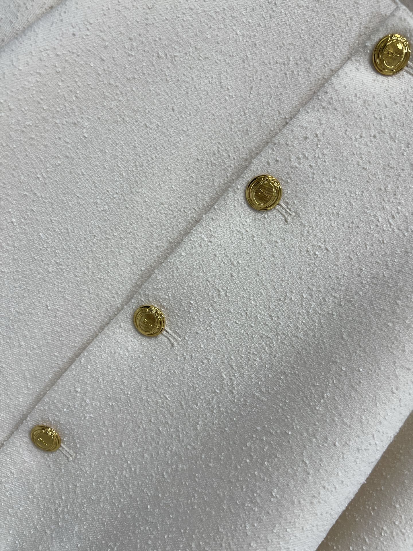 D家 26夏季新款 高腰半身短裙 前排复古金色圆扣精致大气 肌理粗花呢面料扎实有质感 高腰剪裁收拢腰身 