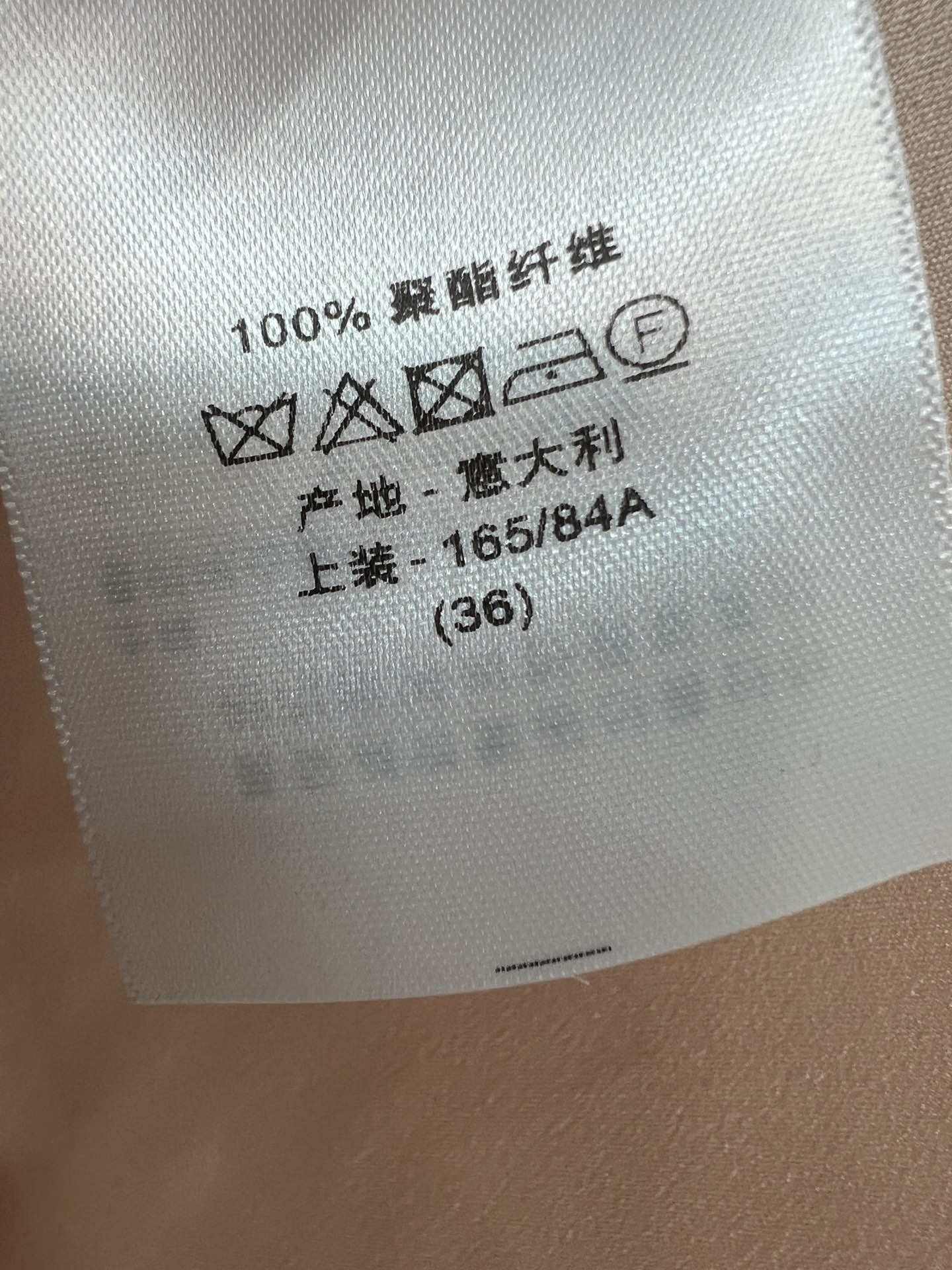 D家 26夏季新款 撞色系带短袖上衣 底色搭配清新领边 撞色设计氛围感十足 深V领口自带优雅气质 身前系