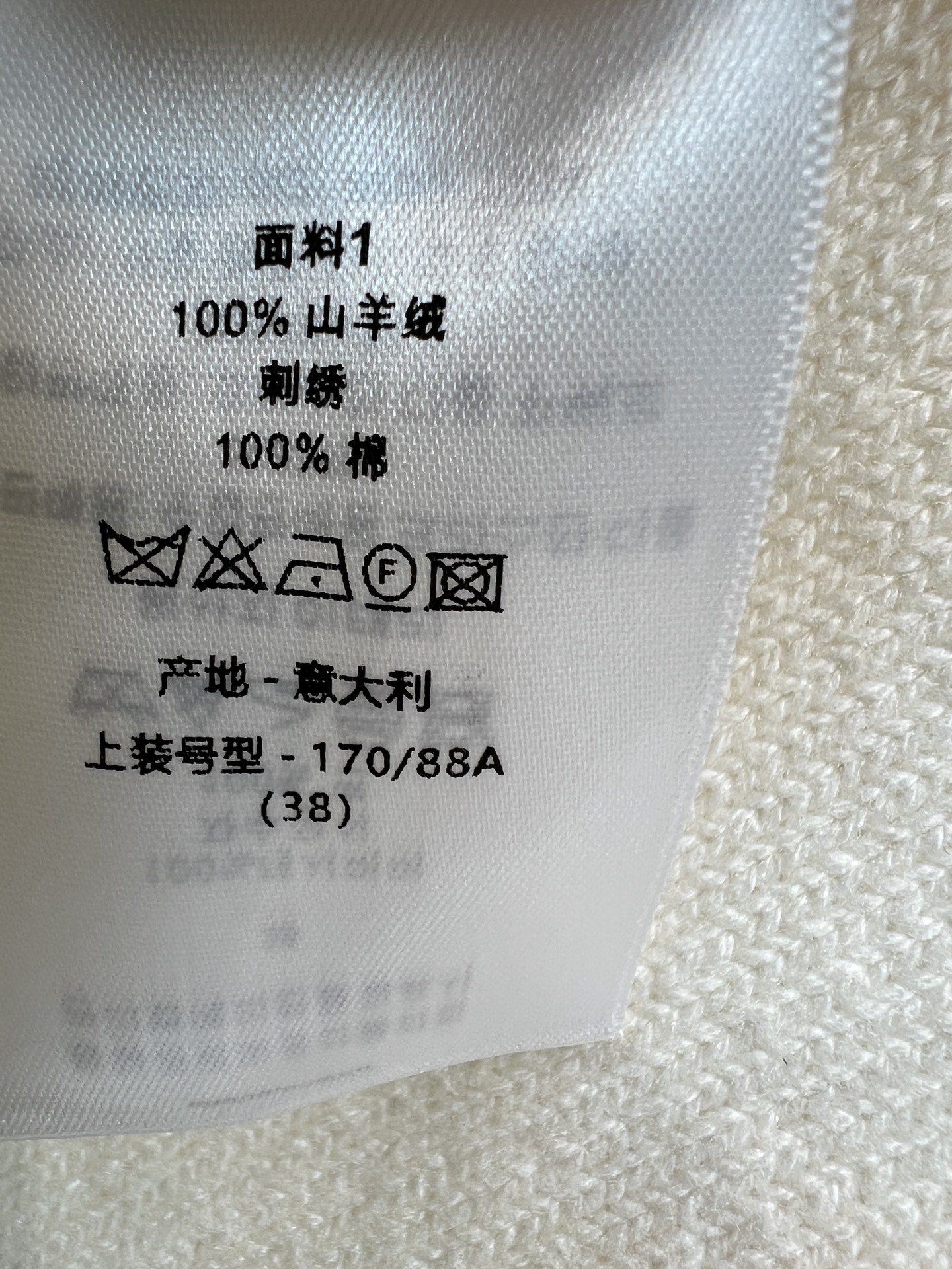 D家 26夏季新款 针织刺绣短袖 上衣 采用山羊绒针织面料透气舒适 衣身点缀精致彩色花朵logo刺绣与灵