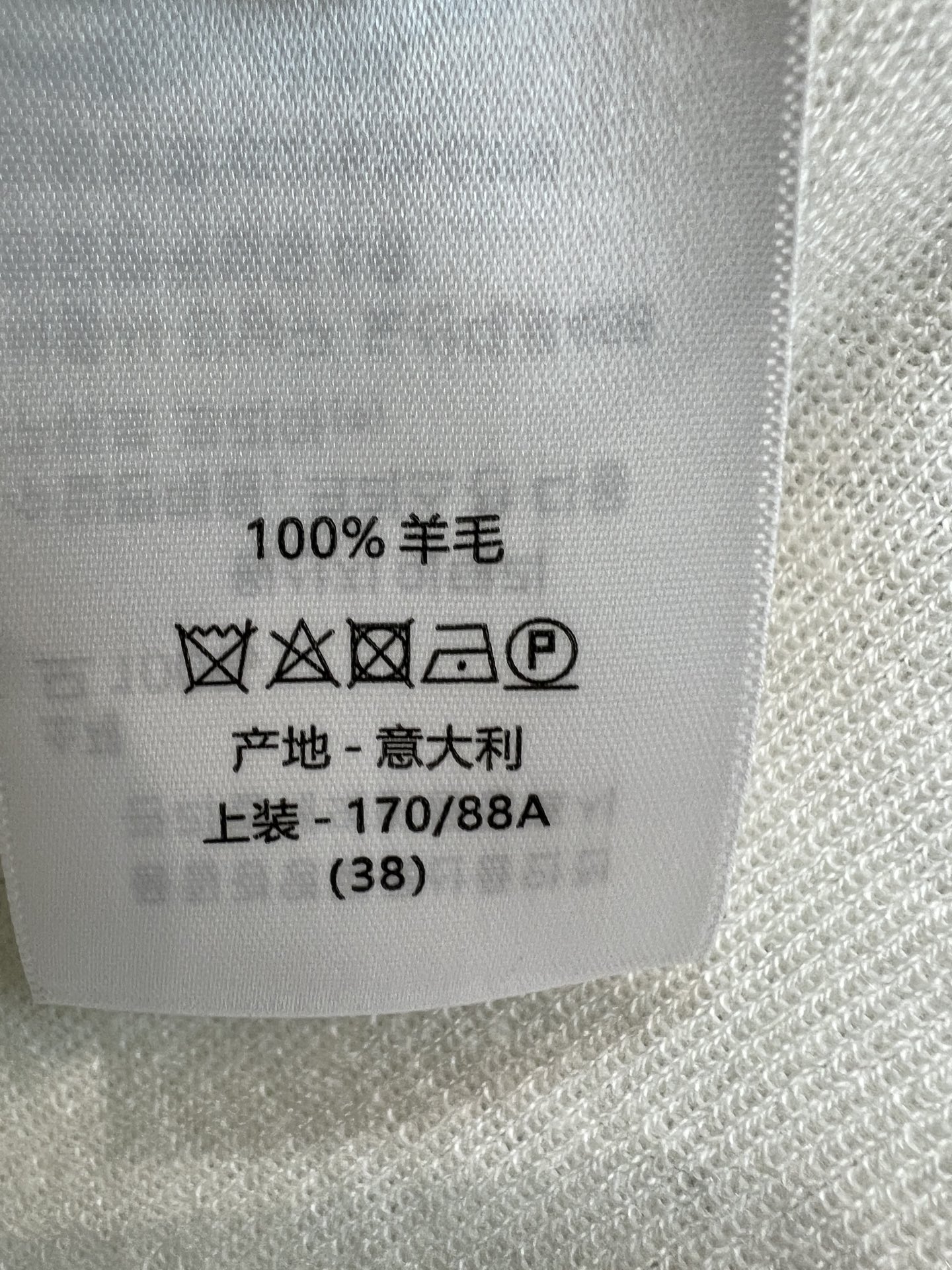 D家 26夏季新款 圆领无袖针织 羊毛针织面料轻薄软糯 贴合身形不紧绷 胸前环绕立体花环刺绣搭配logo