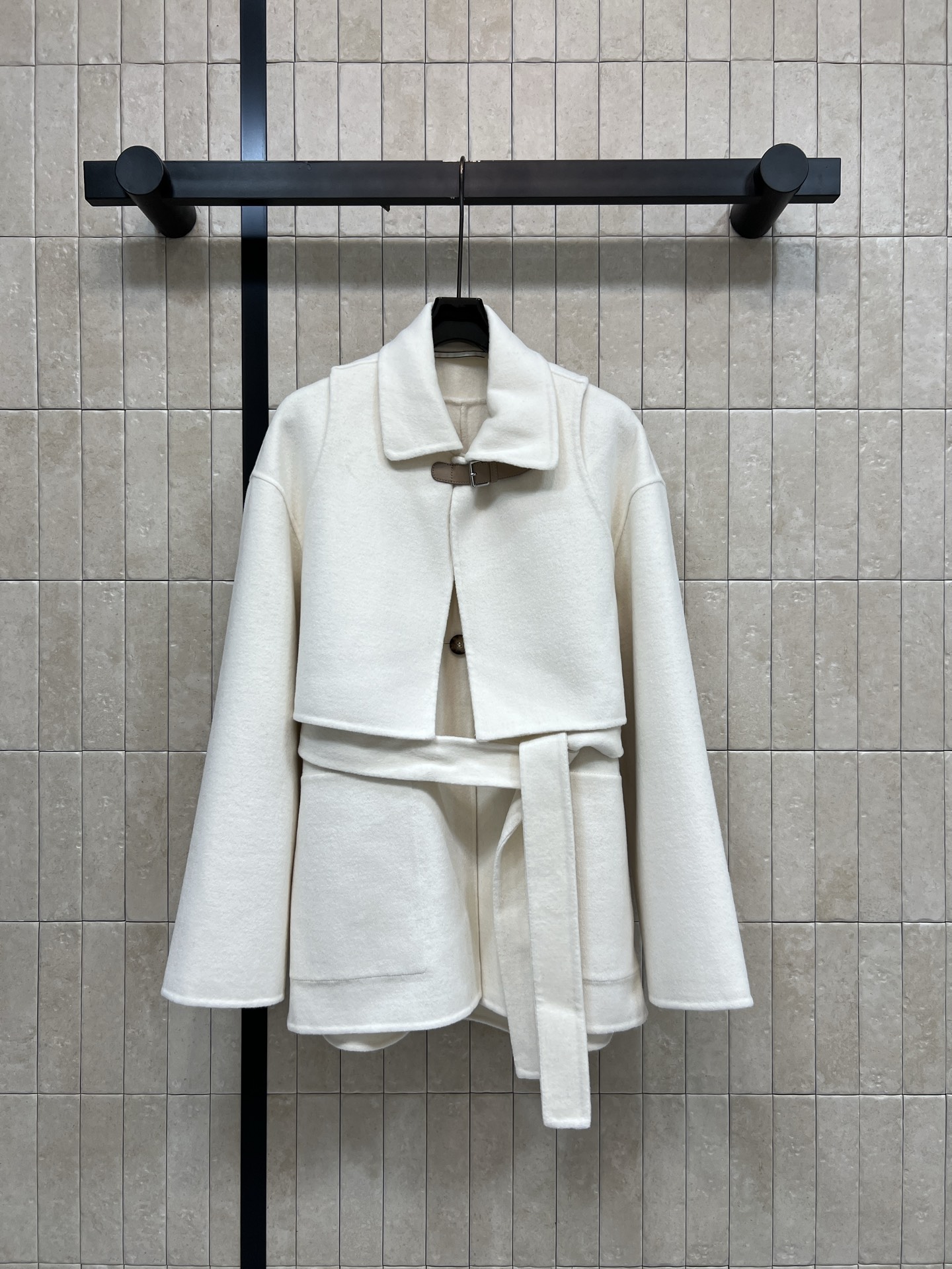 NO:923053,H Home 26 new summer style lapel woolen coat. Made of cashmere fabric. Unique upper and lower layering design. Detachable and layered. The lapel is decorated with leather buckles. It is neat and elegant. The belt of the same fabric can freely tighten the waistline. Optimize the body proportions. Loose sleeves accommodate the body shape. Suitable for daily commuting and travel in autumn and winter. Simple and with a high-end atmosphere. Two colors and three codes, Size/S-M-L,,19860909H家 26夏季新款 翻领毛呢大衣 采用羊绒面料 独特上下叠穿设计 可拆分层次感出众 翻领搭配皮质搭扣点缀 利落大气 同面料腰带自由收束腰线 优化身材比例 宽松袖型包容身形 日常通勤 秋冬出行都很合适 简约又自带高级氛围感 两色三码Size/S-M-L,,,Women's clothing
