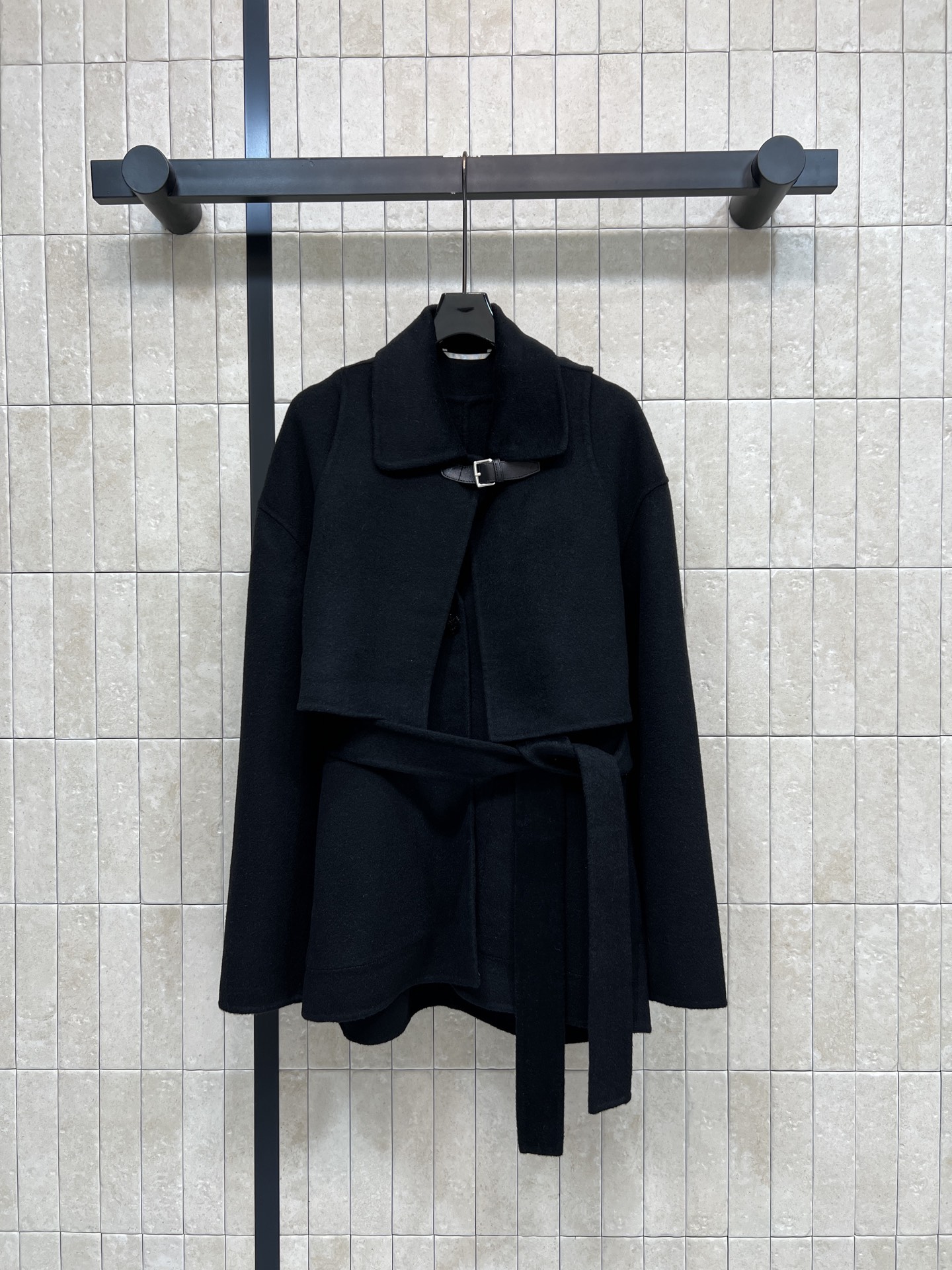 NO:923031,H Home 26 new summer style lapel woolen coat. Made of cashmere fabric. Unique upper and lower layering design. Detachable and layered. The lapel is decorated with leather buckles. It is neat and elegant. The belt of the same fabric can freely tighten the waistline. Optimize the body proportions. Loose sleeves accommodate the body shape. Suitable for daily commuting and travel in autumn and winter. Simple and with a high-end atmosphere. Two colors and three codes, Size/S-M-L,,19860909H家 26夏季新款 翻领毛呢大衣 采用羊绒面料 独特上下叠穿设计 可拆分层次感出众 翻领搭配皮质搭扣点缀 利落大气 同面料腰带自由收束腰线 优化身材比例 宽松袖型包容身形 日常通勤 秋冬出行都很合适 简约又自带高级氛围感 两色三码Size/S-M-L,,,Women's clothing