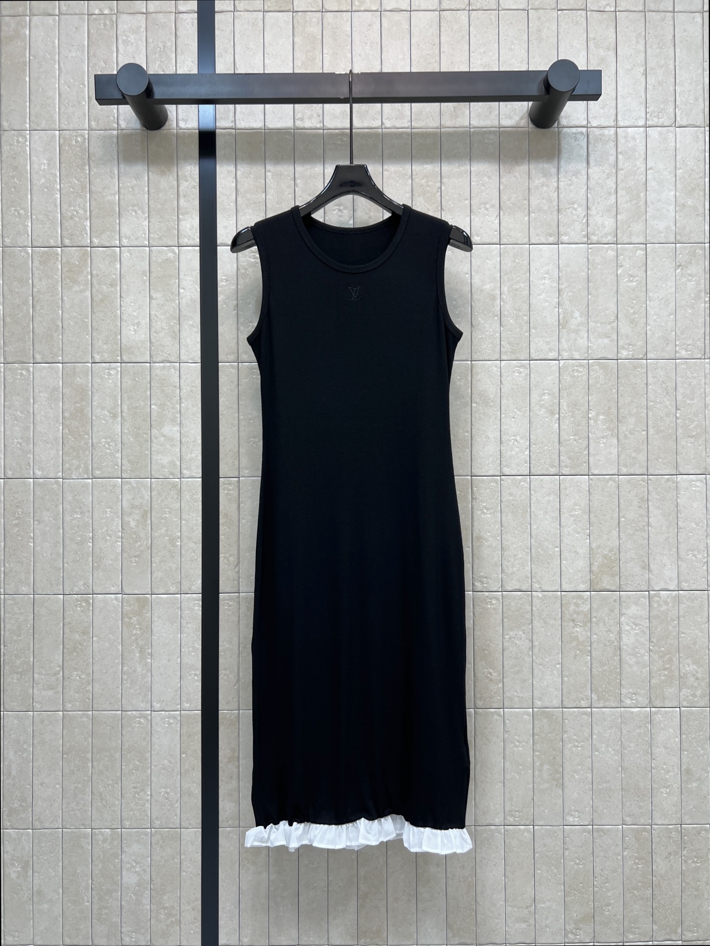 NO:922993,L's 26 new summer style black vest long skirt made of high-quality cotton fabric with fine vertical pit strips to fit the body. The logo on the chest is low-key and simple. The round neck is neat and slimming. The slim fit outlines the figure. The hem is spliced with smart white earrings. The black and white contrasting colors are gentle and layered. It is refreshing to wear alone. Suitable for outerwear with suits and jackets. Versatile and durable for daily commuting. Four sizes in one color Size/S-M-L, Louis vuitton, skirts, jackets  & coats, business suits,19860909L家 26夏季新款 黑色背心长裙 采用高品质棉面料 细密竖坑条弹力贴身 胸前logo低调简约圆领利落显瘦 修身版型勾勒身形 下摆拼接灵动白色木耳边 黑白撞色温柔有层次 单穿清爽 外搭西装小外套都适配 日常通勤百搭耐看 一色四码Size/S-M-L,,louis vuitton,skirts,jackets & coats,business suit,,Women's clothing