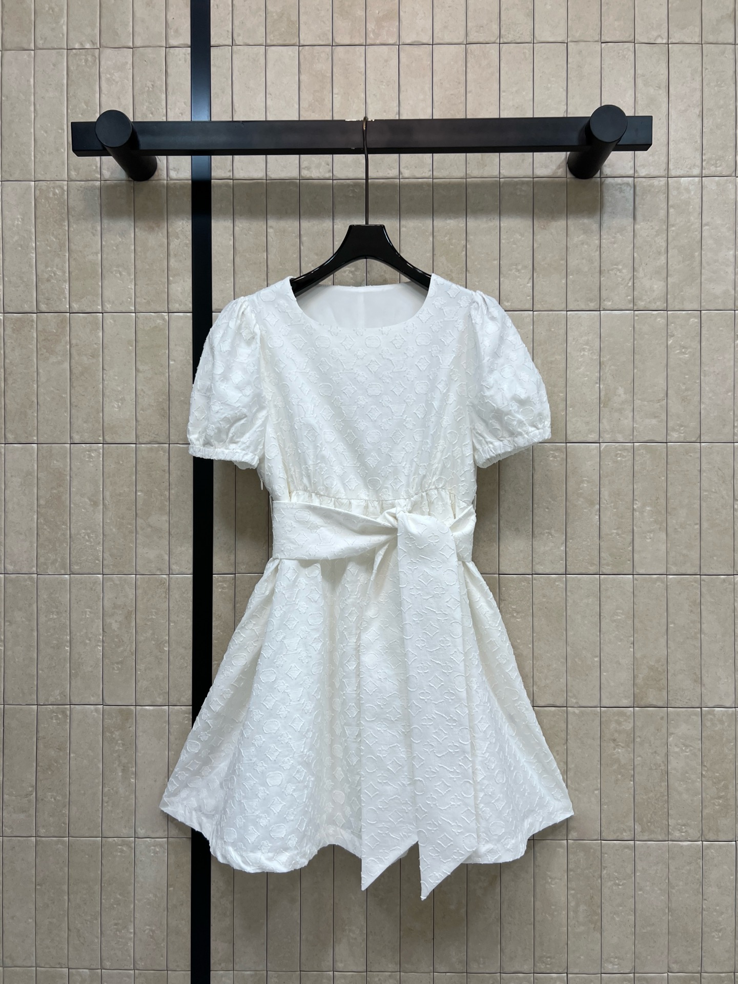 NO:922983,L's 26 new summer style white jacquard dress Made of cotton fabric, the jacquard texture is exquisite and durable, round neck with gentle short sleeves, puff sleeves to gently modify the shoulder line, wide waist belt to tuck in the waistline, increase body proportions, A-line skirt hides the flesh, makes the body slimmer, the fabric is crisp and stylish, date and travel, daily travel has a sweet and elegant atmosphere, four sizes in one color, Size/S-M-L-XL,, louis  vuitton,skirts,T-shirt,19860909L家 26夏季新款 白色提花连衣裙 采用棉质面料 提花肌理精致耐看 圆领搭配温柔短袖 泡泡袖柔和修饰肩线 腰部宽系带随心收束腰线 拉高身材比例 A字裙摆藏肉显瘦 面料挺括有型 约会出游 日常出行都自带清甜优雅氛围感 一色四码Size/S-M-L-XL,,louis vuitton,skirts,T-shirt,,Women's clothing