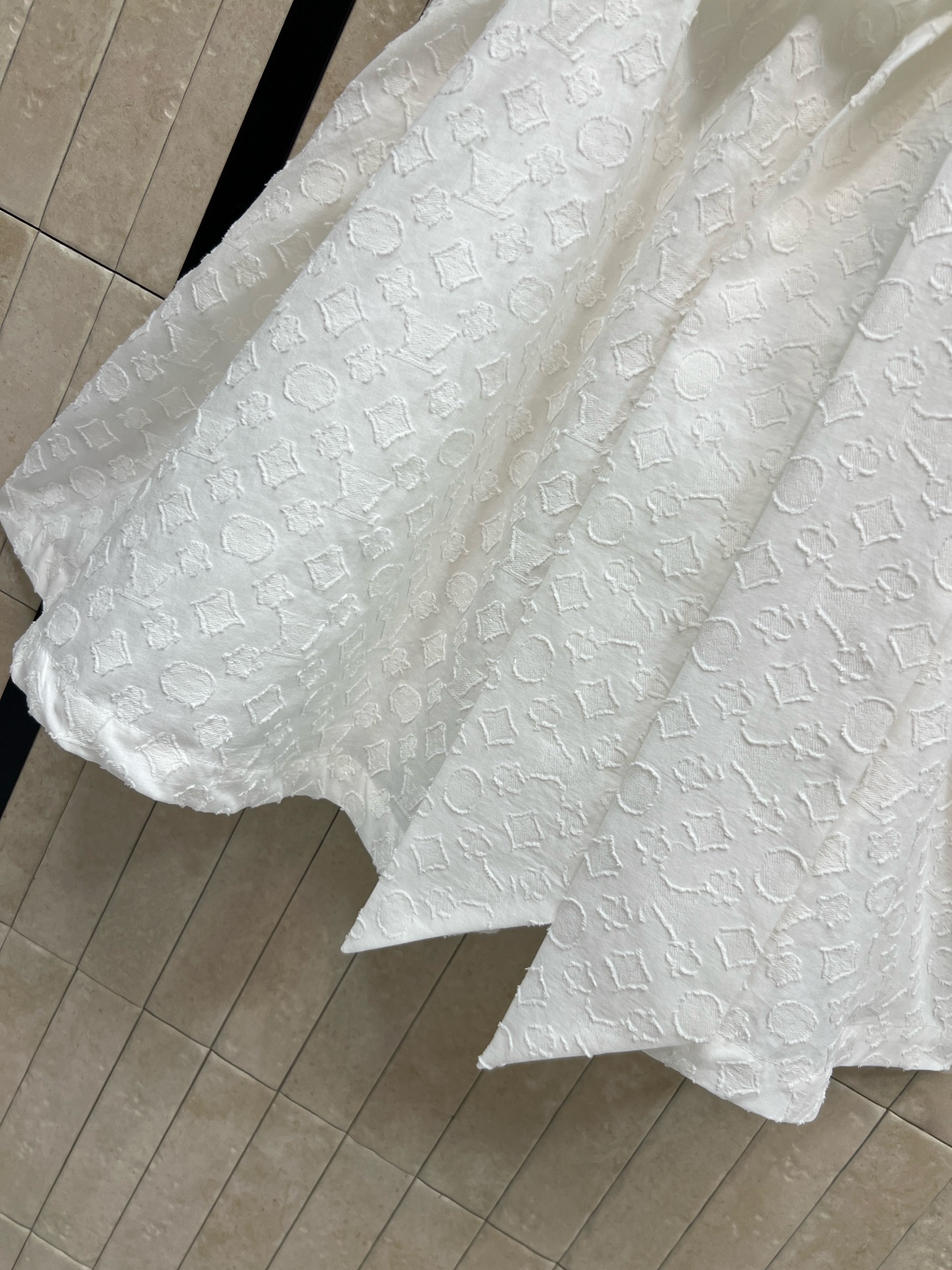 L家 26夏季新款 白色提花连衣裙 采用棉质面料 提花肌理精致耐看 圆领搭配温柔短袖 泡泡袖柔和修饰肩线