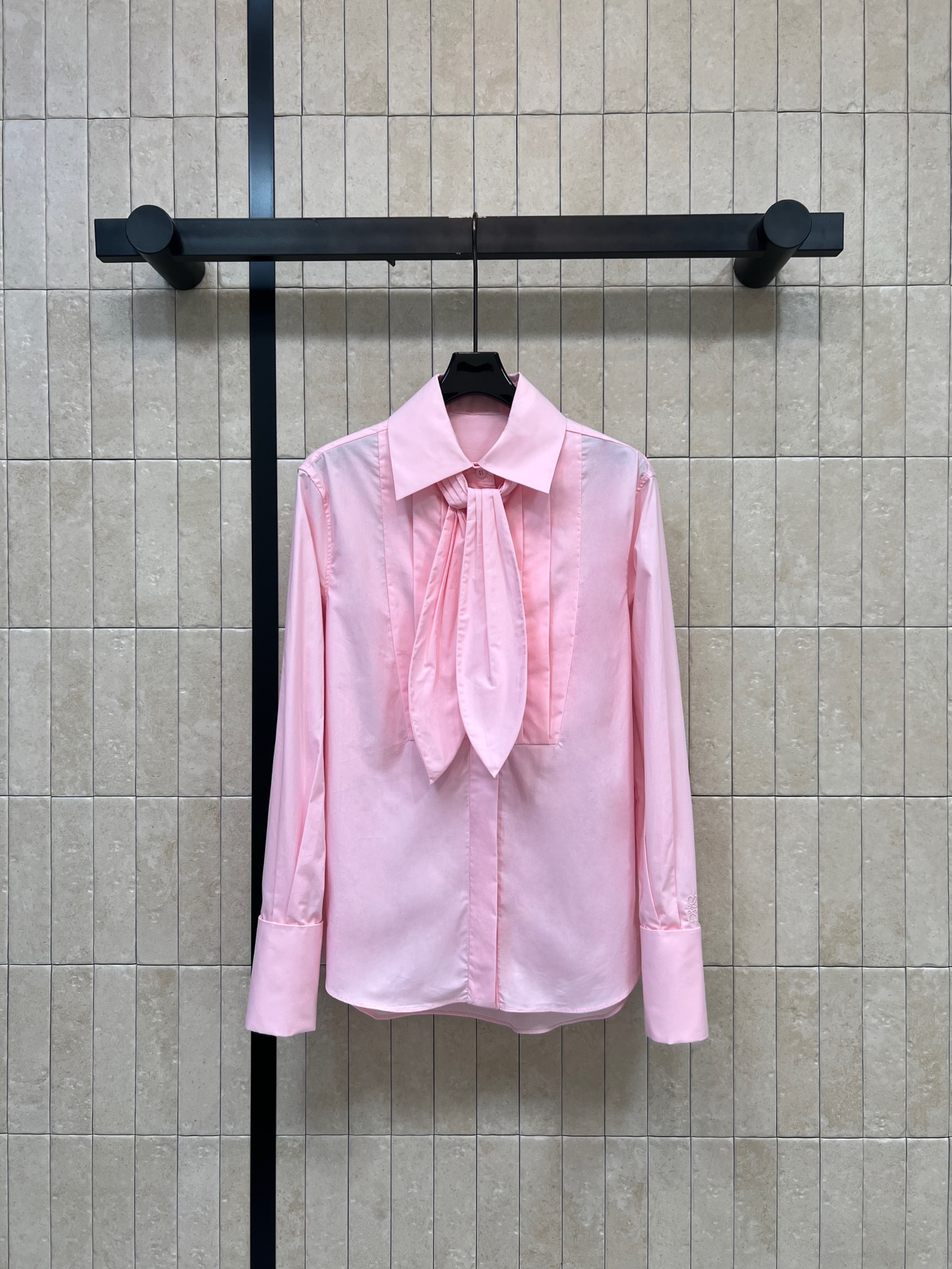 NO:923065,LW Home 26 new summer style pink long-sleeved shirt, cotton fabric, crisp and neat upper body, classic lapel with detachable bow ribbon, pleated design on the chest for a more layered feel, folded cuffs with exquisite dark embroidery, exquisite details, slim fit and not tight, gentle and sweet when worn alone, suitable for both vests and suits, great for commuting and dating, four sizes in one color, Size/S-M-L-XL,, shirts, business suit,19860909LW家 26夏季新款 粉色长袖衬衫 棉质面料 挺括上身清爽利落 经典翻领搭配可拆卸蝴蝶结飘带 胸前压褶设计更具层次感 翻折袖口搭配精致暗纹刺绣 细节考究 版型修身不紧绷 单穿温柔甜美 搭配马甲 西装都适配 通勤约会都很出彩 一色四码Size/S-M-L-XL,,shirts,business suit,,Women's clothing