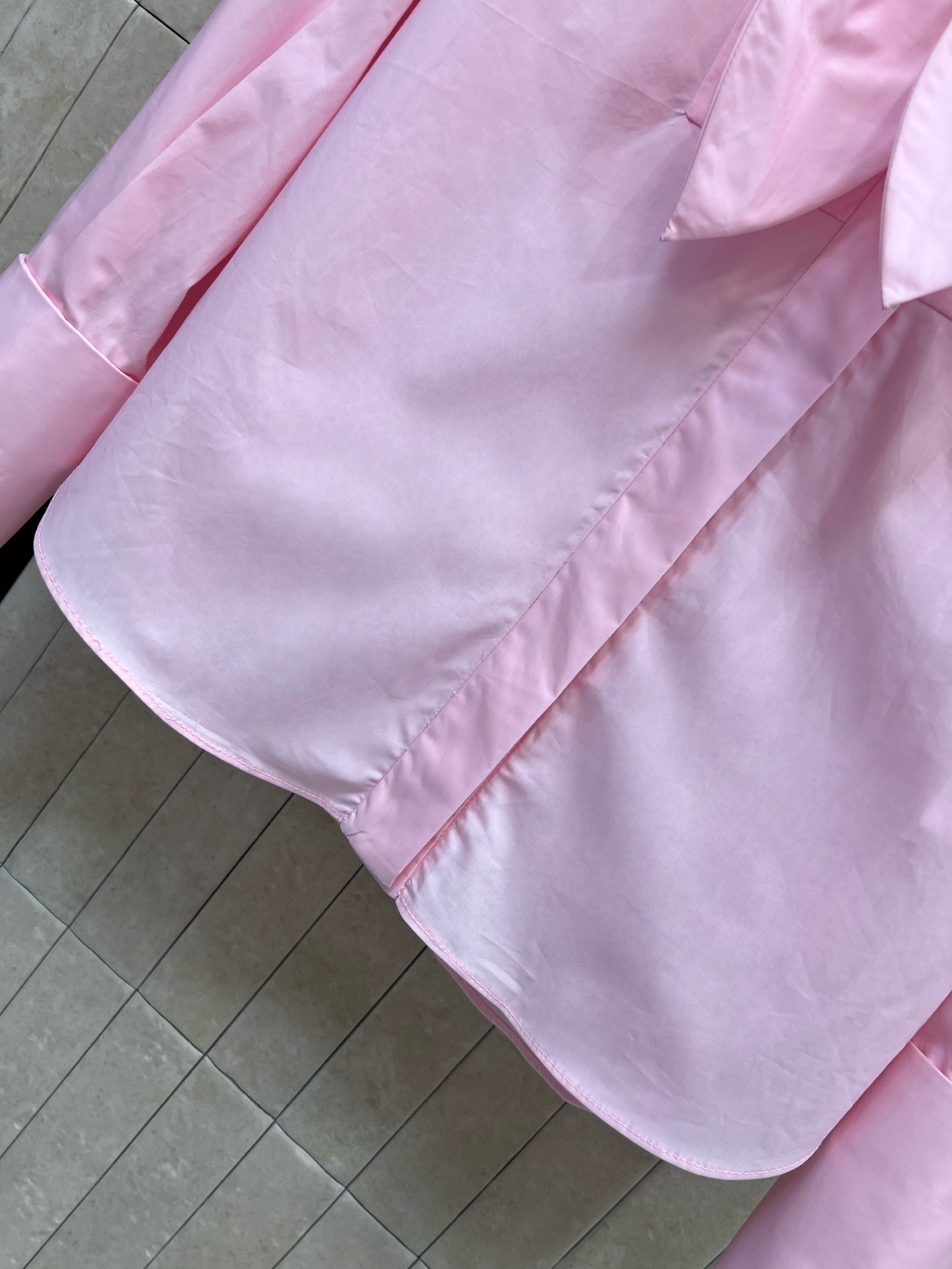 LW家 26夏季新款 粉色长袖衬衫 棉质面料 挺括上身清爽利落 经典翻领搭配可拆卸蝴蝶结飘带 胸前压褶设