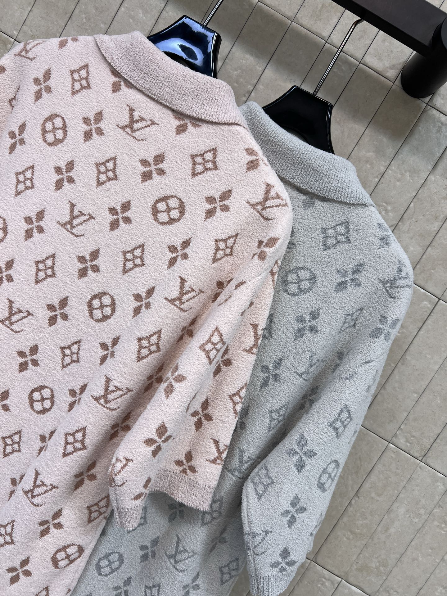 L家 26早秋新款 老花Polo针织裙 采用羊毛混纺面料 软糯细腻的针织 上身轻盈舒适 翻领半开扣设计简