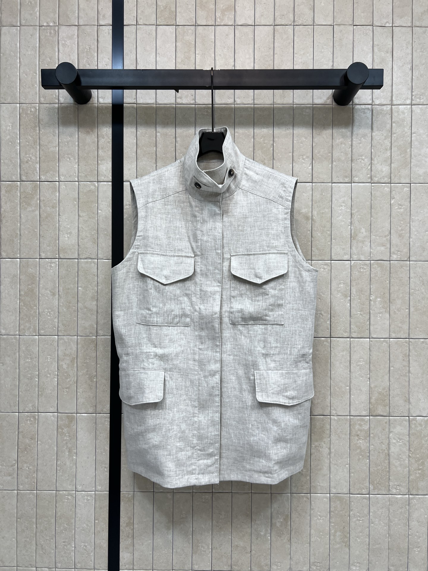 NO:924360,400L 26 early autumn new linen stand-up collar vest. Natural linen fabrics are selected. The texture is simple, breathable and dry. The stand-up collar button zipper design is neat and windproof. The front and rear four-pocket workwear layout is practical and stylish. The sleeveless version is versatile and not bloated. The mid-length cut accommodates all body shapes. It looks great when worn alone with layered shirts and T-shirts. Casual and casual with texture. Three sizes in one color. Size/38-40-42,,loro  piana,shirts,tees,t-shirt,19860909400L 26早秋新款 亚麻立领马甲 甄选天然亚麻面料 肌理质朴透气干爽 立领纽扣拉链设计利落防风 前后四口袋工装布局实用又有型 无袖版型百搭不臃肿 中长款剪裁包容各类身形 单穿叠搭衬衫 T恤都很出彩 随性休闲兼具质感 一色三码Size/38-40-42,,loro piana,shirts,tees，t-shirt,,Women's clothing