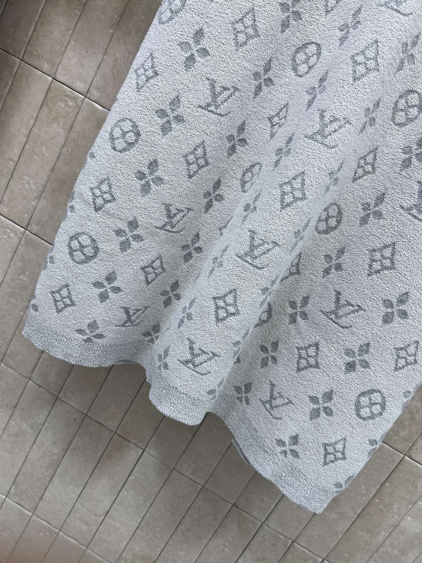 L家 26早秋新款 老花Polo针织裙 采用羊毛混纺面料 软糯细腻的针织 上身轻盈舒适 翻领半开扣设计简