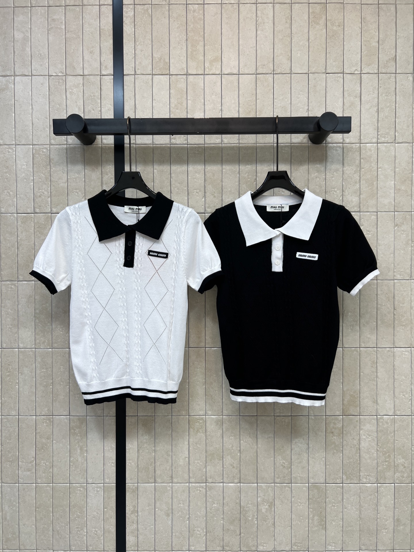 NO:924342,MIU's 26 early autumn new style, contrasting Polo knitted short sleeves, made of Tencel blended fabric, color-blocked lapels with half-open buttons, exquisite logo embellishment details on the chest, rhombus cable pattern, contrasting stripes on the cuffs and hem to echo the whole, soft and waxy breathable knitted fabric, slim and short version to raise the waistline, paired with skirts, jeans are very age-reducing, versatile and gentle and delicate for daily use  Two colors and three codes Size/S-M-L,,miumiu,skirts,jeans,T-shirt,19860909MIU家 26早秋新款 撞色Polo针织短袖 采用天丝混纺面料 拼色翻领搭配半开襟纽扣 胸前精致logo点缀细节 菱格绞花织纹 袖口下摆撞色条纹呼应整体 软糯透气针织面料 修身短款版型拉高腰线 搭配半裙 牛仔裤都很减龄 日常百搭温柔又精致 两色三码Size/S-M-L,,miumiu,skirts,jeans,T-shirt,,Women's clothing