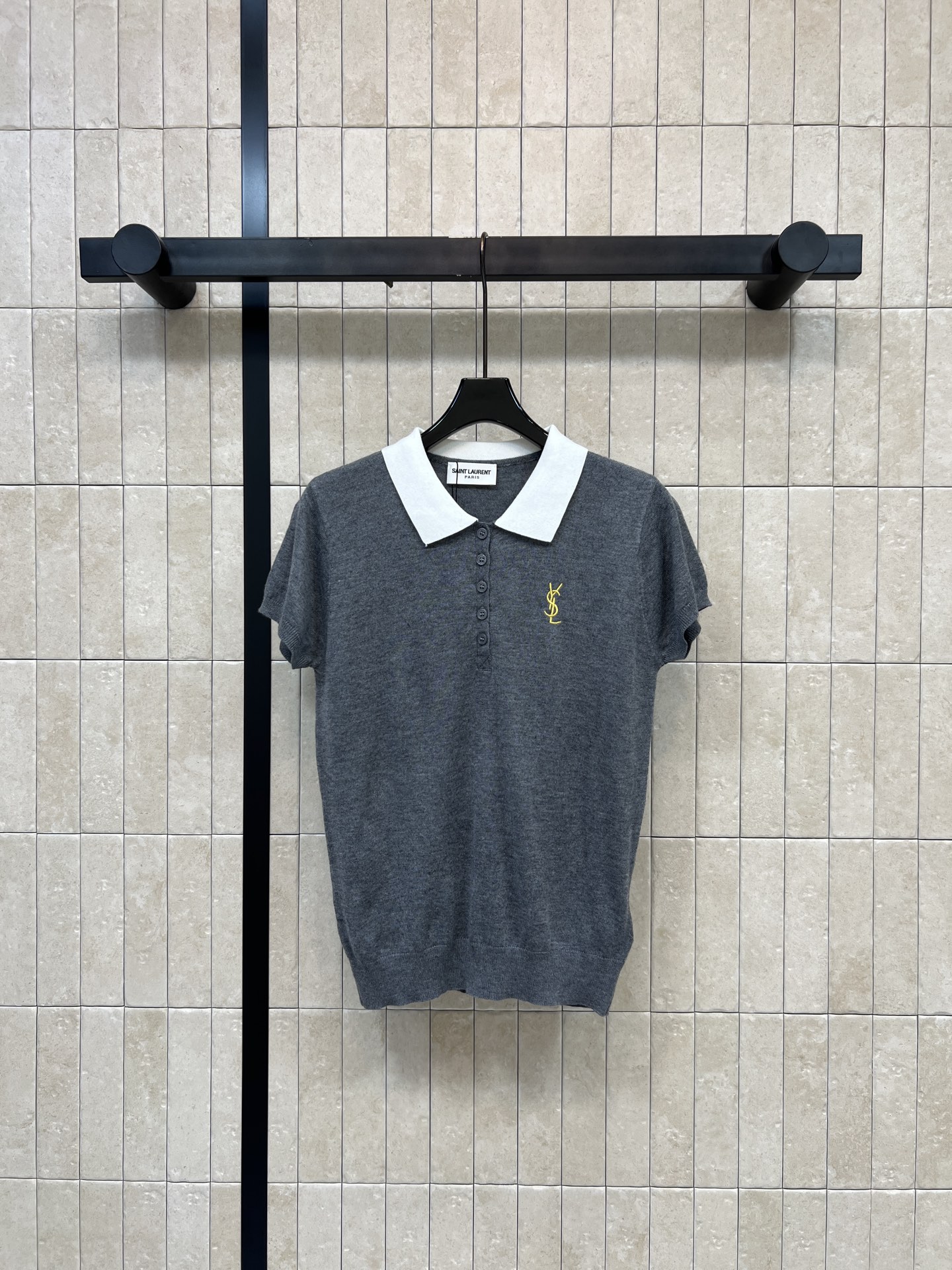Slp🌹家 26早秋新款 撞色Polo针织短袖 采用羊毛针织面料 细腻轻薄 干净白翻领拼接衣身 半开排扣