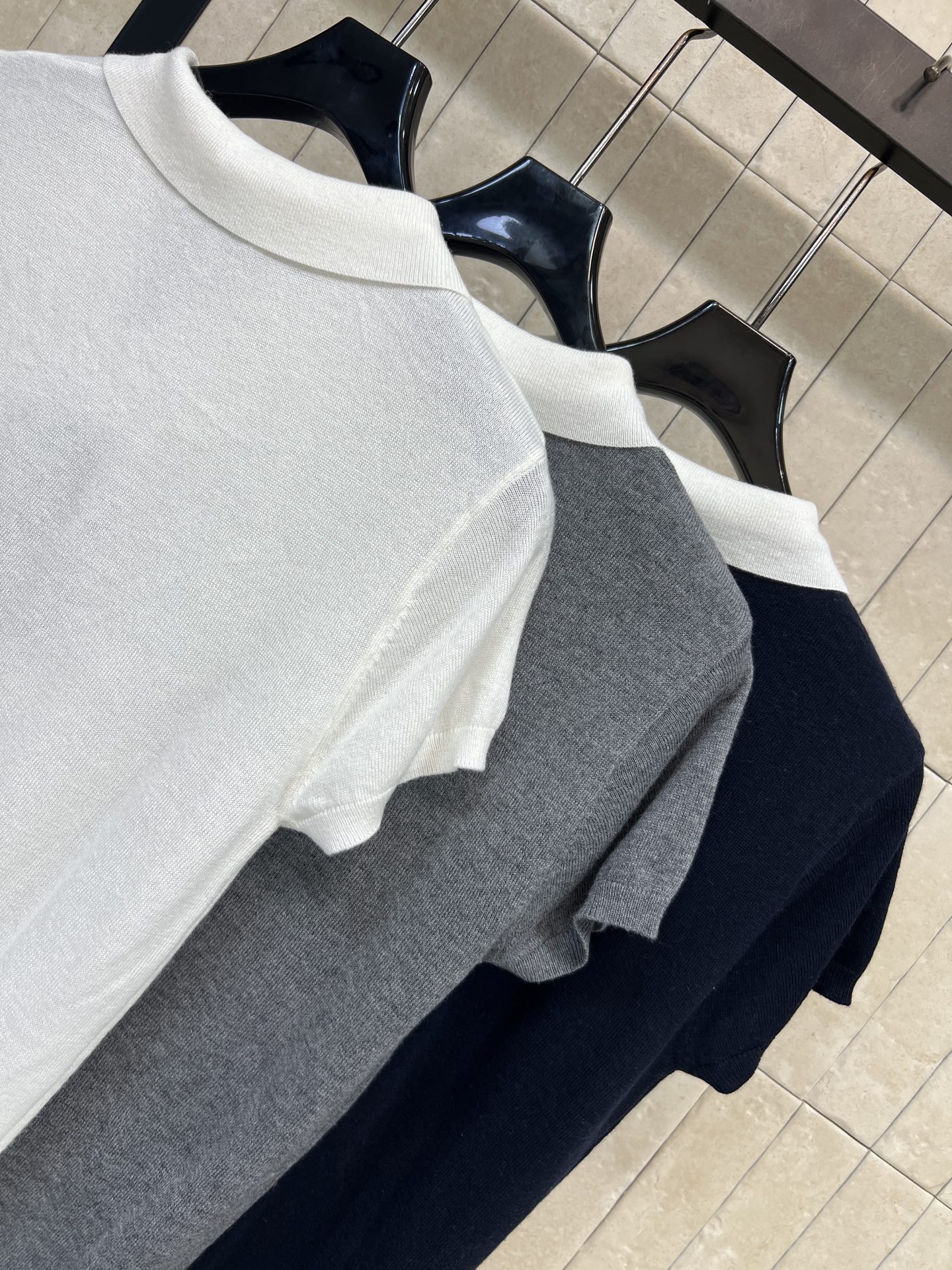 Slp🌹家 26早秋新款 撞色Polo针织短袖 采用羊毛针织面料 细腻轻薄 干净白翻领拼接衣身 半开排扣