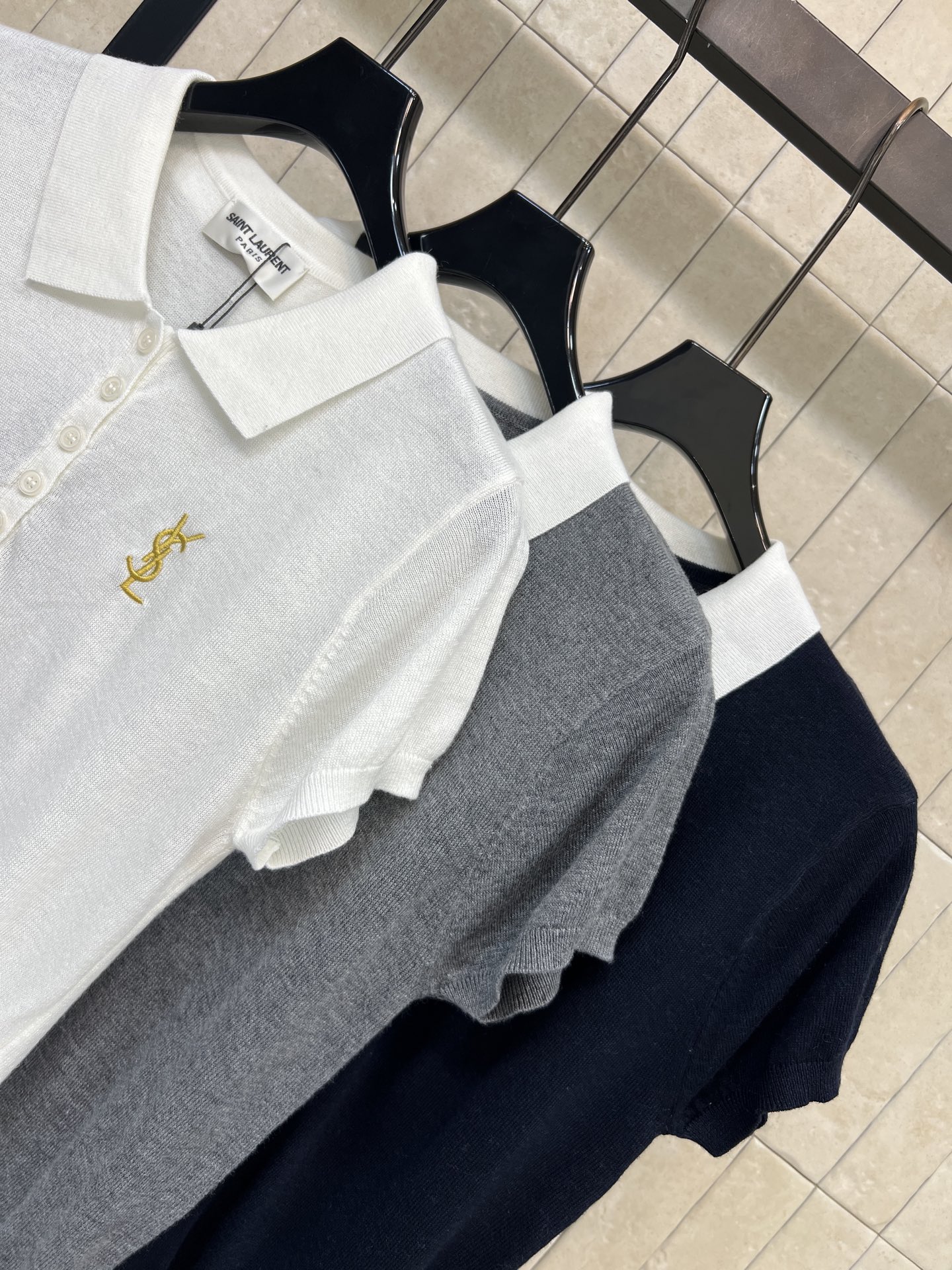 Slp🌹家 26早秋新款 撞色Polo针织短袖 采用羊毛针织面料 细腻轻薄 干净白翻领拼接衣身 半开排扣