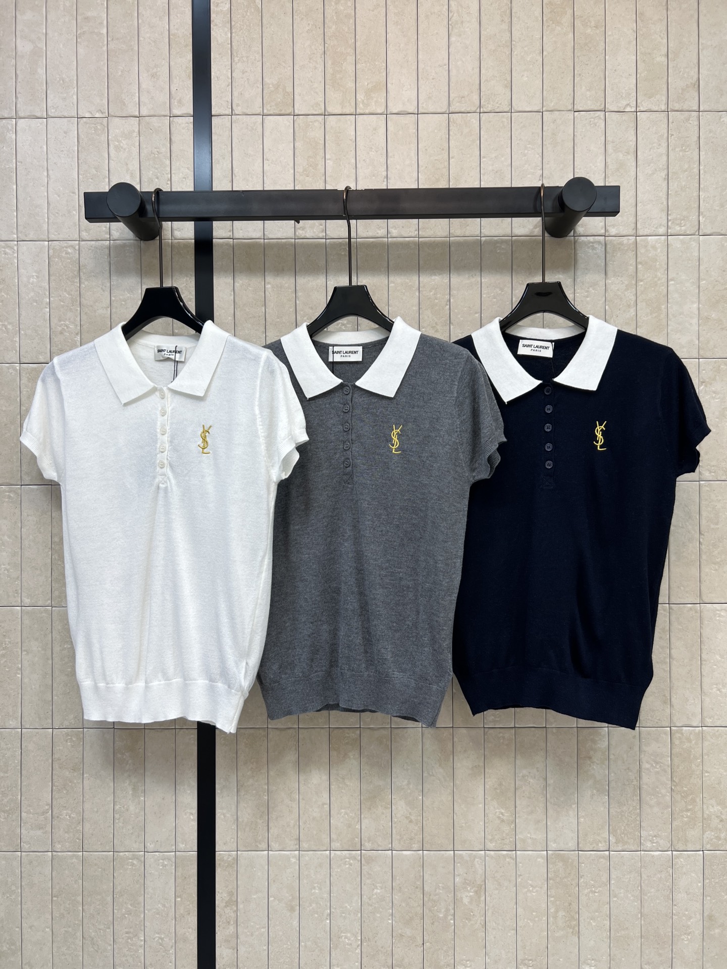 Slp🌹家 26早秋新款 撞色Polo针织短袖 采用羊毛针织面料 细腻轻薄 干净白翻领拼接衣身 半开排扣