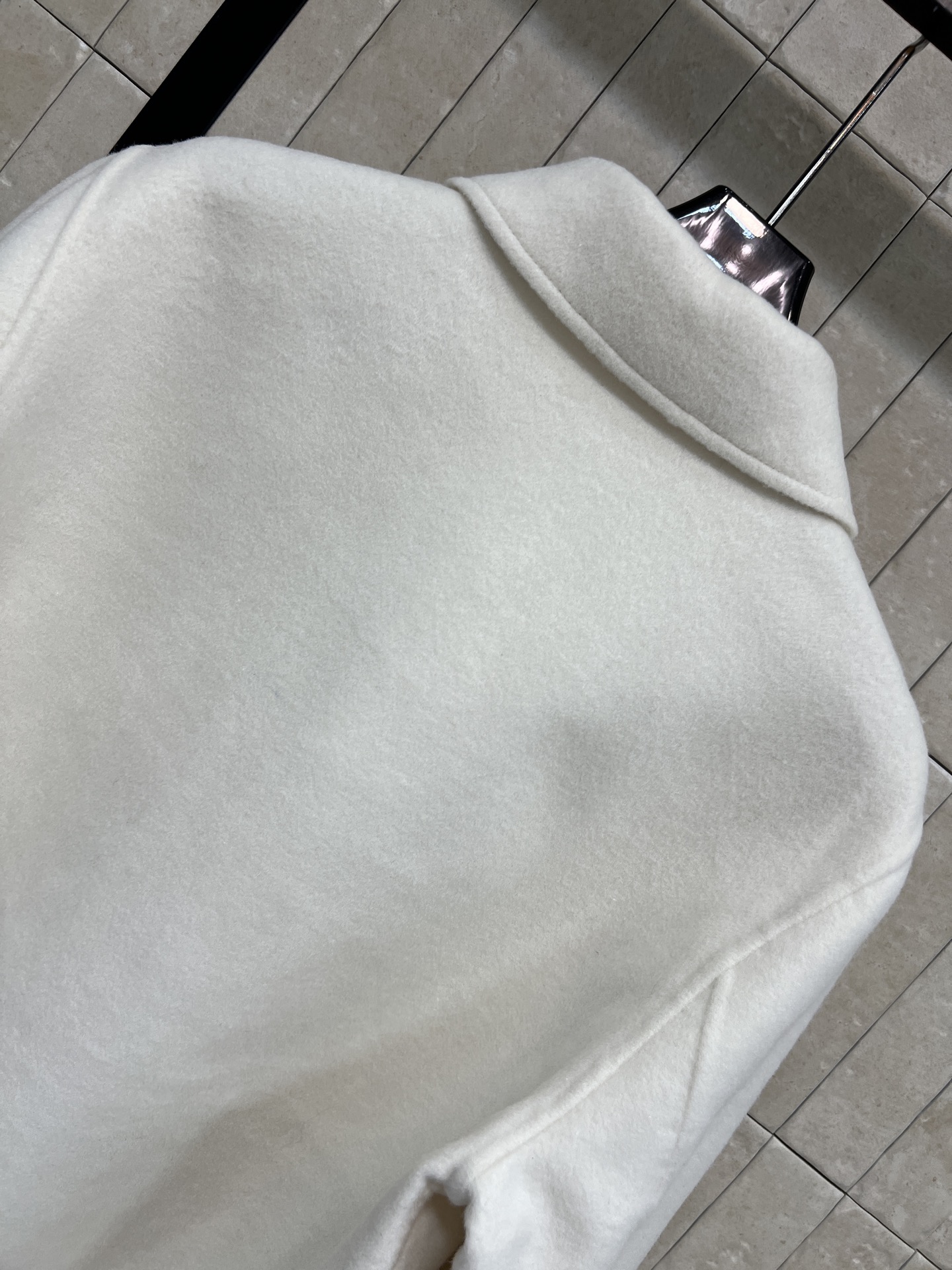 D家 26早秋新款 米白毛呢短款外套 经典小圆领搭配精致黑领结装饰 增添优雅氛围感 圆润纽扣整齐排布 下