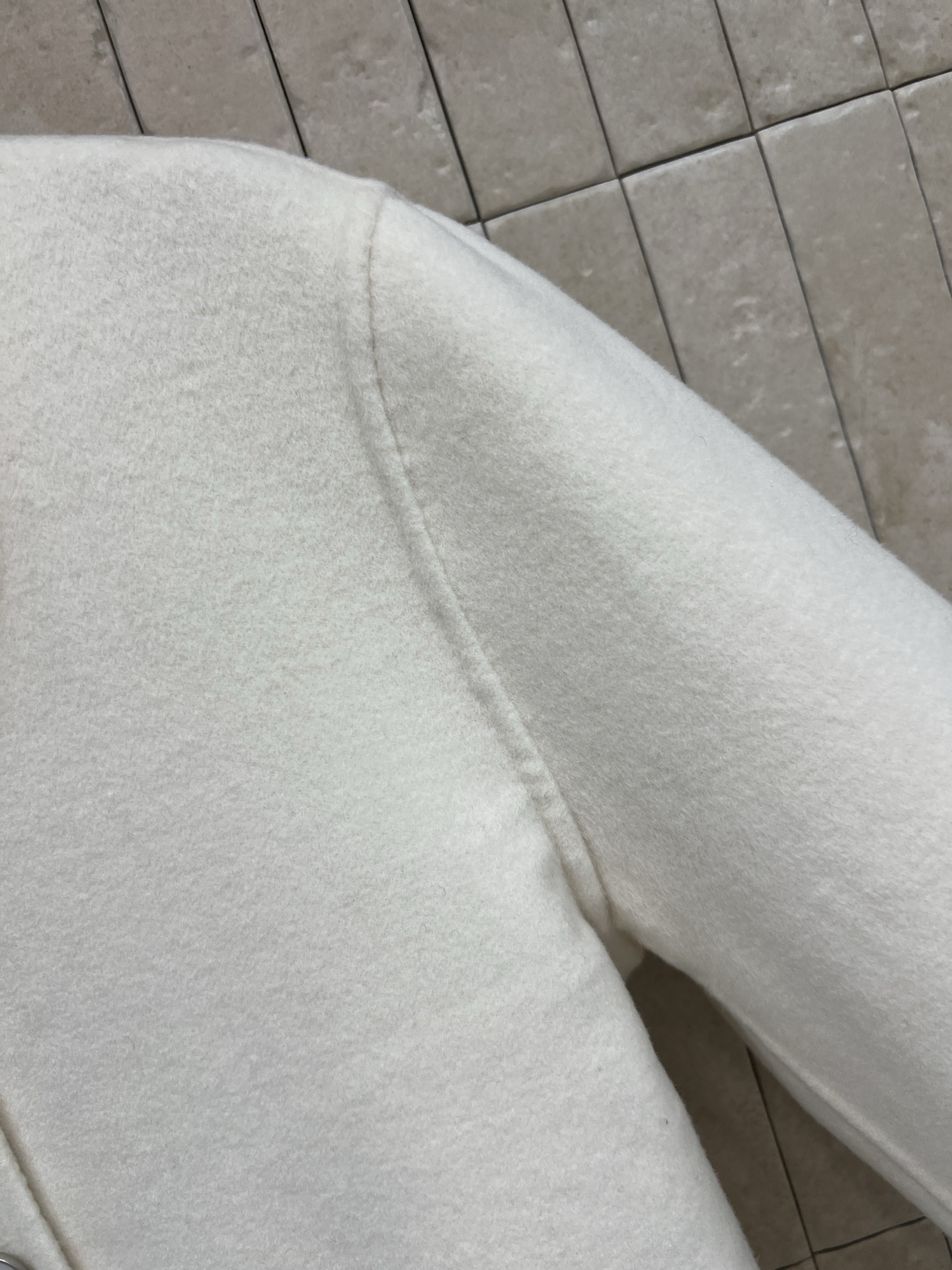 D家 26早秋新款 米白毛呢短款外套 经典小圆领搭配精致黑领结装饰 增添优雅氛围感 圆润纽扣整齐排布 下