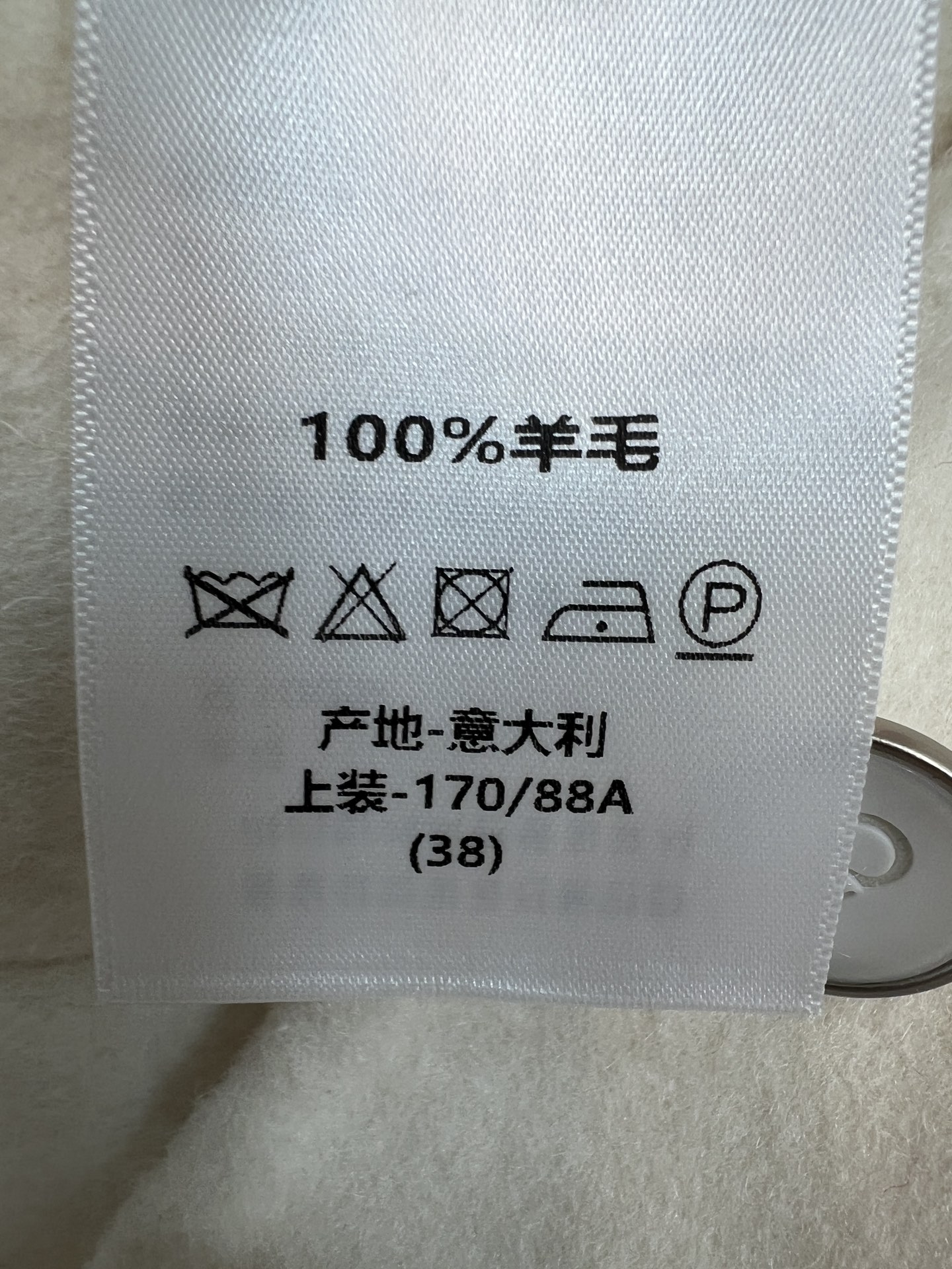 D家 26早秋新款 米白毛呢短款外套 经典小圆领搭配精致黑领结装饰 增添优雅氛围感 圆润纽扣整齐排布 下