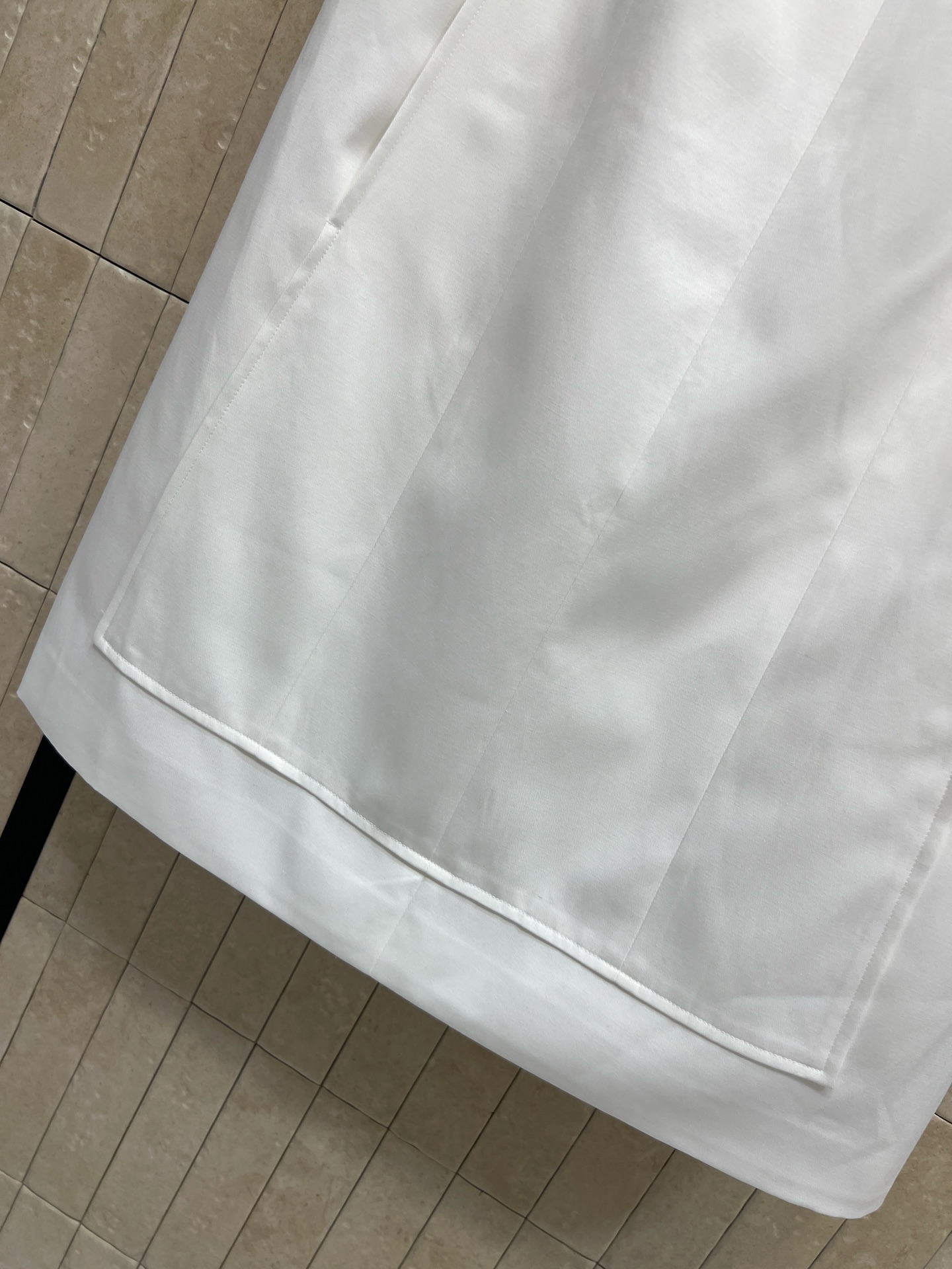 PD家 26早秋新款 白色无袖连衣裙 采用棉质混纺面料 挺括有型不软塌 利落翻领搭配前襟圆环半拉链 穿脱