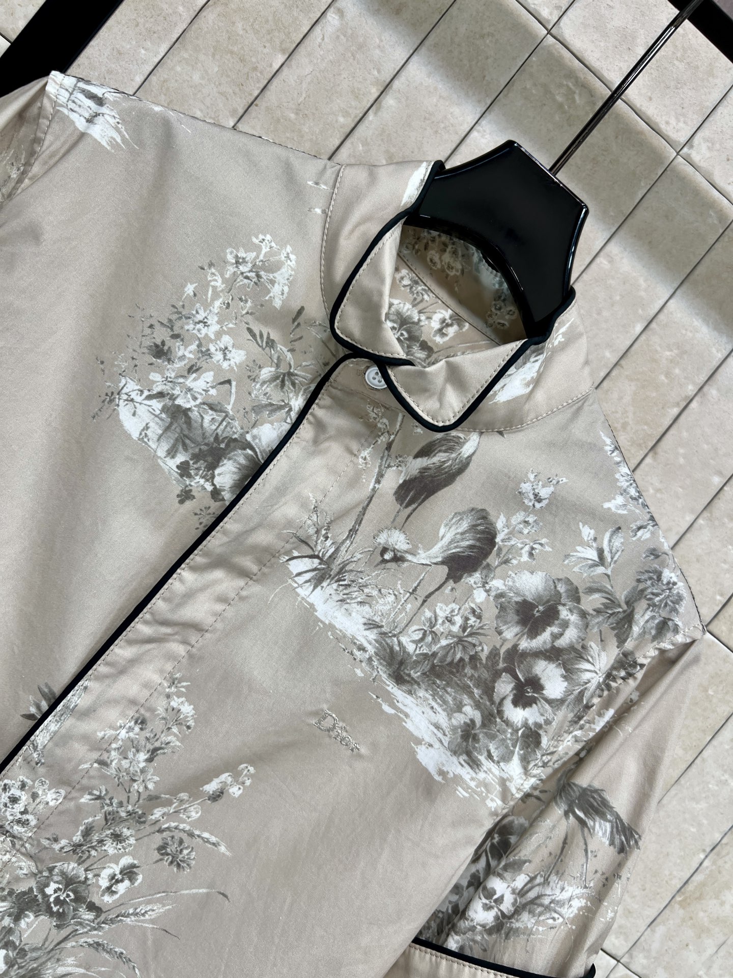 D家 26早秋新款 YB立领印花短袖衬衫 采用棉质面料 轻薄透气 底色氛围感拉满 精致黑边包边勾勒领口与