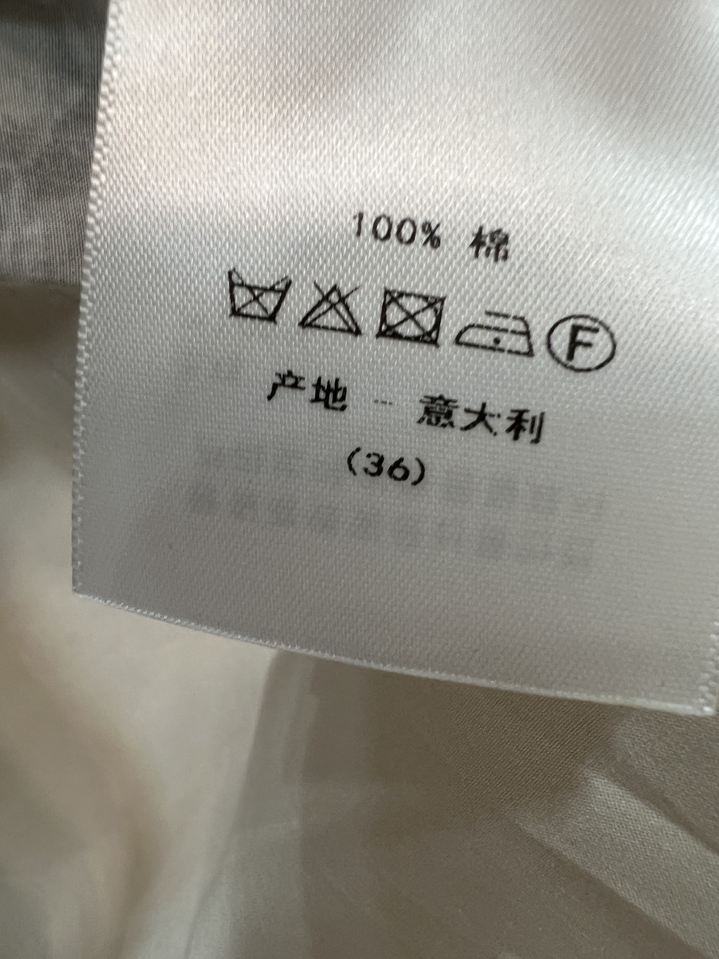 D家 26早秋新款 YB立领印花短袖衬衫 采用棉质面料 轻薄透气 底色氛围感拉满 精致黑边包边勾勒领口与