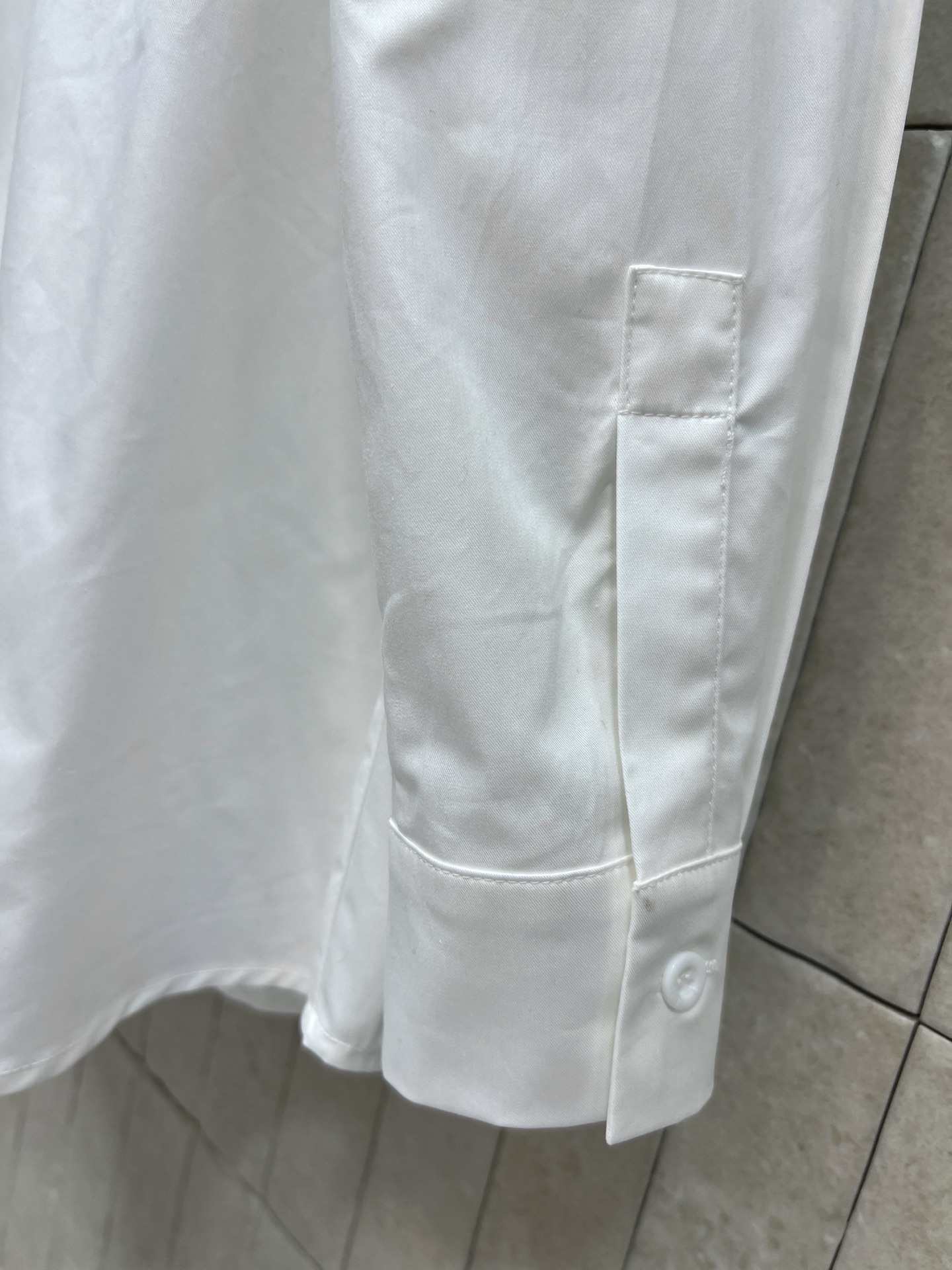D家 26早秋新款 白色长袖衬衫 经典翻领版型利落大方 可调节黑色领带 一键打造学院风穿搭 胸口口袋点缀