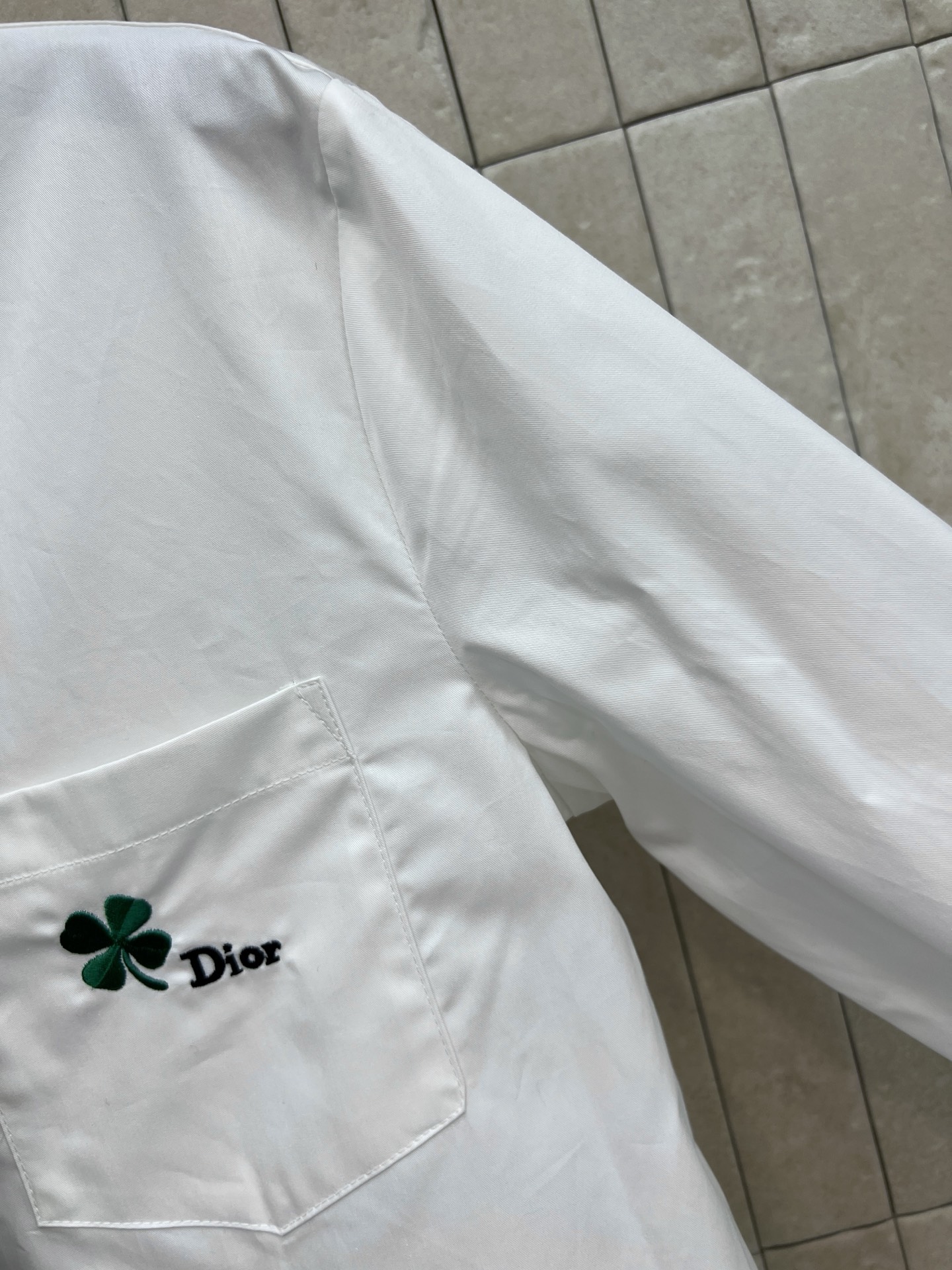 D家 26早秋新款 白色长袖衬衫 经典翻领版型利落大方 可调节黑色领带 一键打造学院风穿搭 胸口口袋点缀