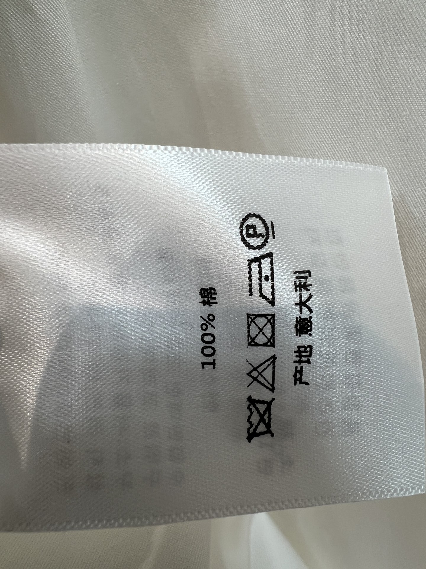 D家 26早秋新款 白色长袖衬衫 经典翻领版型利落大方 可调节黑色领带 一键打造学院风穿搭 胸口口袋点缀