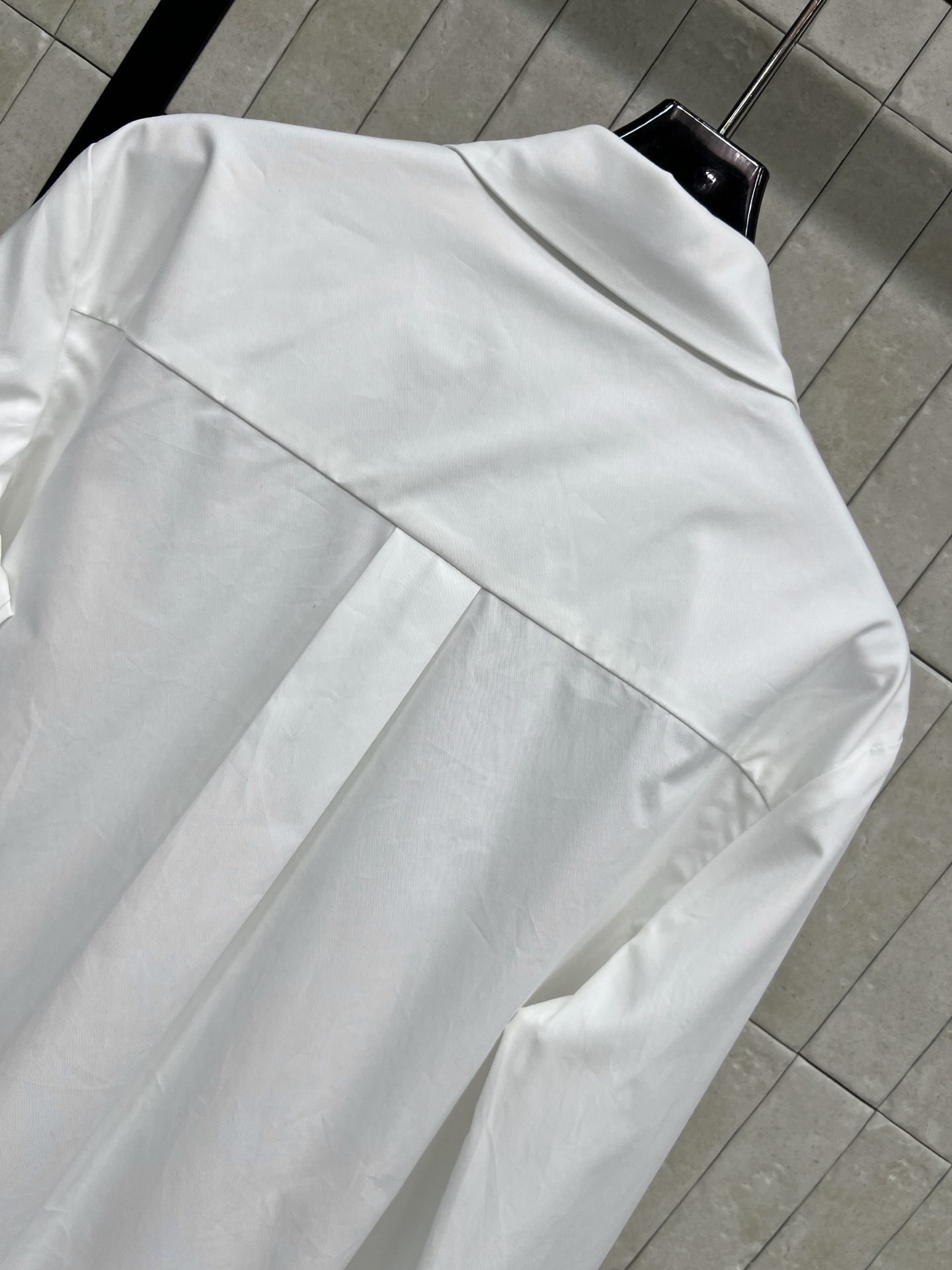 D家 26早秋新款 白色长袖衬衫 经典翻领版型利落大方 可调节黑色领带 一键打造学院风穿搭 胸口口袋点缀