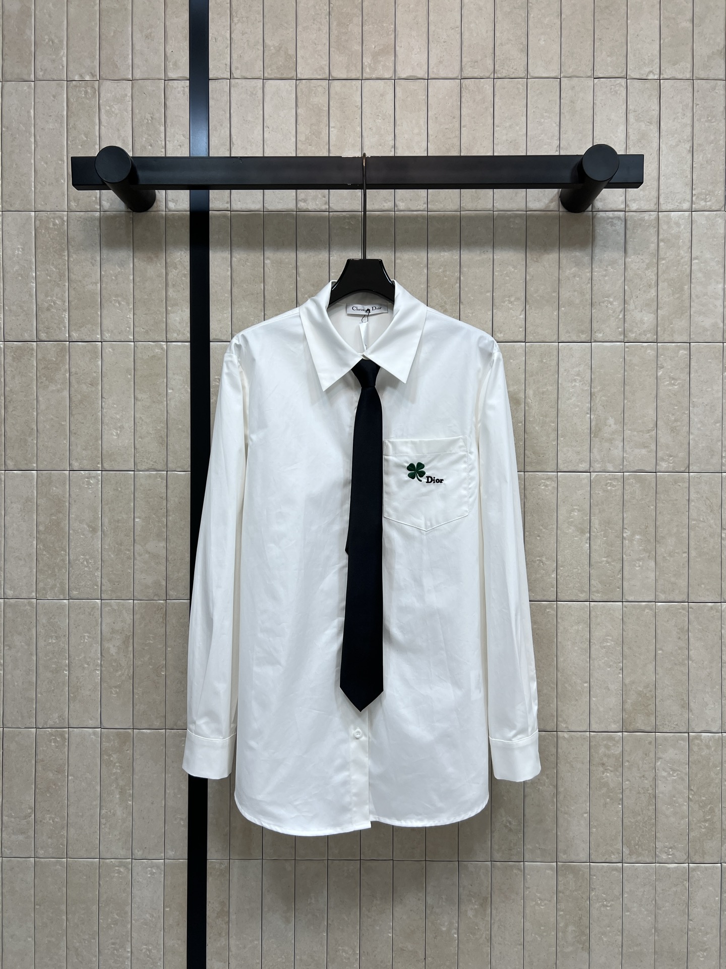 NO:925324,D's 26 early autumn new style white long-sleeved shirt, classic lapel style, neat and generous, adjustable black tie, one-click to create a college-style outfit, chest pocket embellished with exquisite four-leaf clover embroidery, selected crisp cotton fabric, stylish and not easy to wrinkle, loose shoulder cut, not flattering, refreshing and clean when worn alone, versatile and durable when layered, suitable for daily commuting and casual outings, three sizes in one color, Size/S-M-L,, dior, jackets &  coats,shirts,ties,19860909D家 26早秋新款 白色长袖衬衫 经典翻领版型利落大方 可调节黑色领带 一键打造学院风穿搭 胸口口袋点缀精致四叶草刺绣 甄选挺括的棉质面料 有型不易褶皱 宽松落肩剪裁不挑身形 单穿清爽干净 叠穿外套百搭耐看 日常通勤 休闲出街都很合适 一色三码Size/S-M-L,,dior,jackets & coats,shirts,ties,,Women's clothing