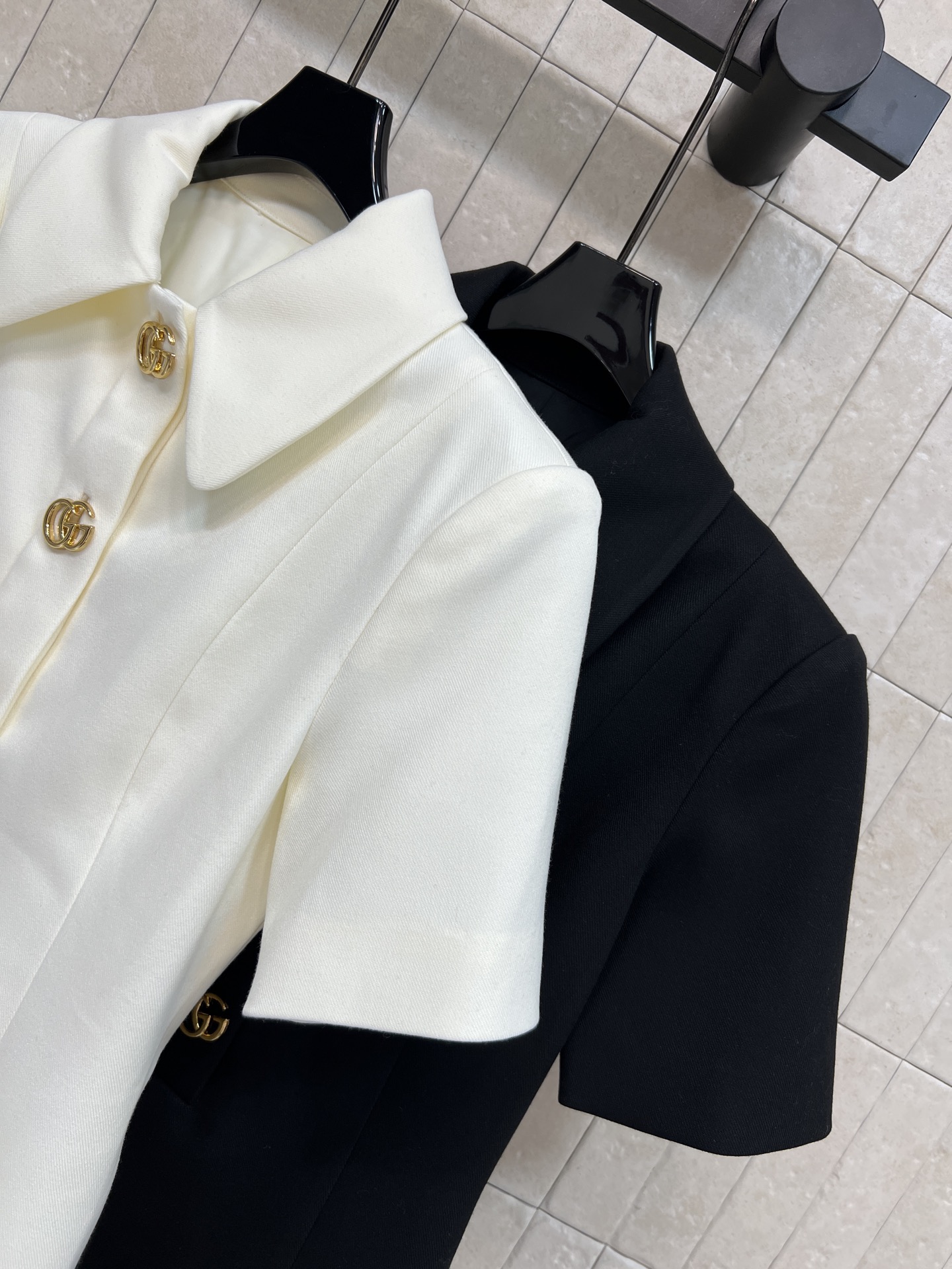 G家 26早秋新款 翻领短袖连衣裙 采用羊毛混纺面料 门襟搭配精致复古金属扣 辨识度拉满 简约大气 利落