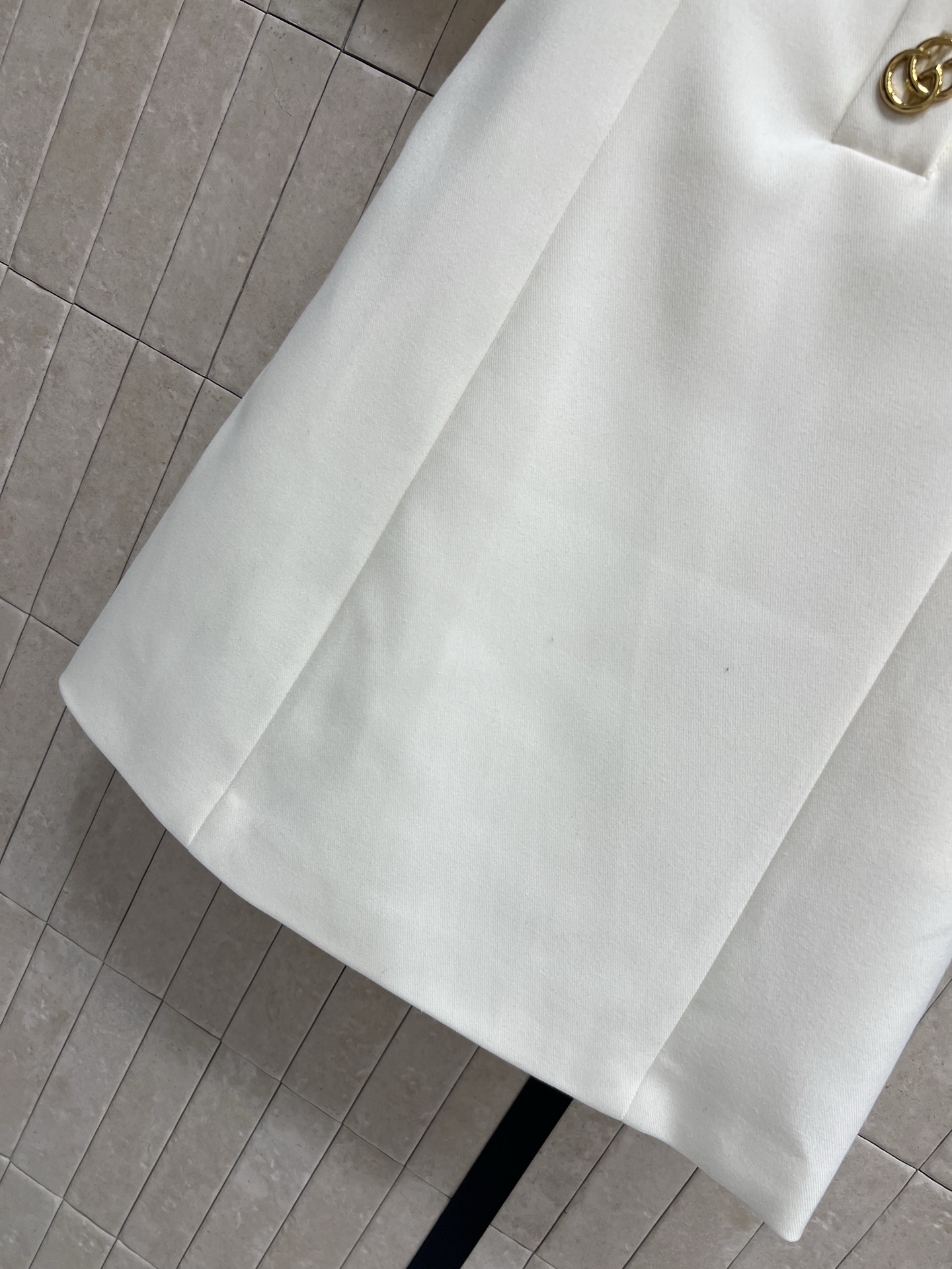 G家 26早秋新款 翻领短袖连衣裙 采用羊毛混纺面料 门襟搭配精致复古金属扣 辨识度拉满 简约大气 利落