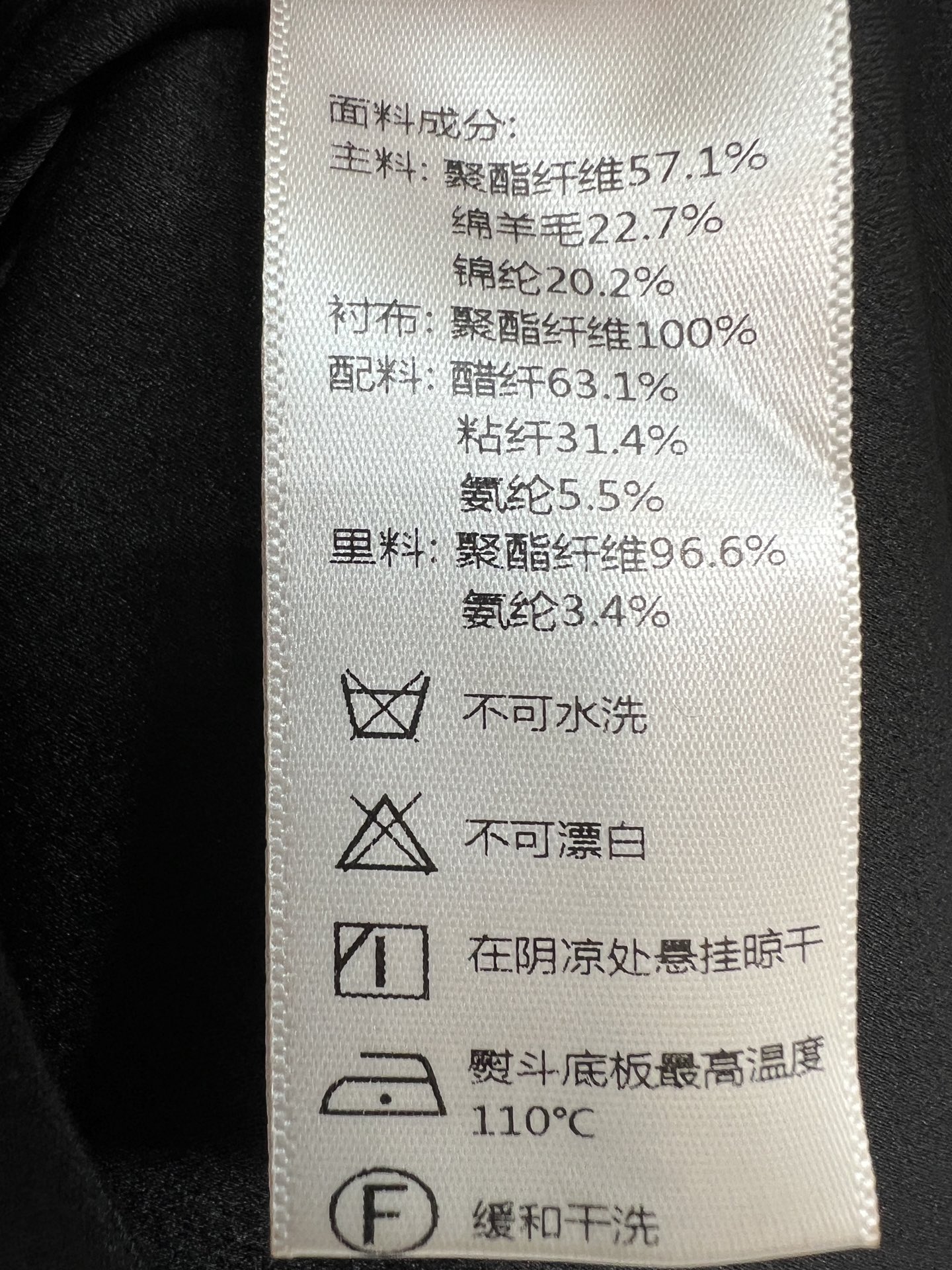 26早秋新款 黑色无袖连衣裙 肩带搭配蝴蝶结装饰 领口点缀钉珠与立体花饰 精致氛围感拉满 高腰收腰剪裁精