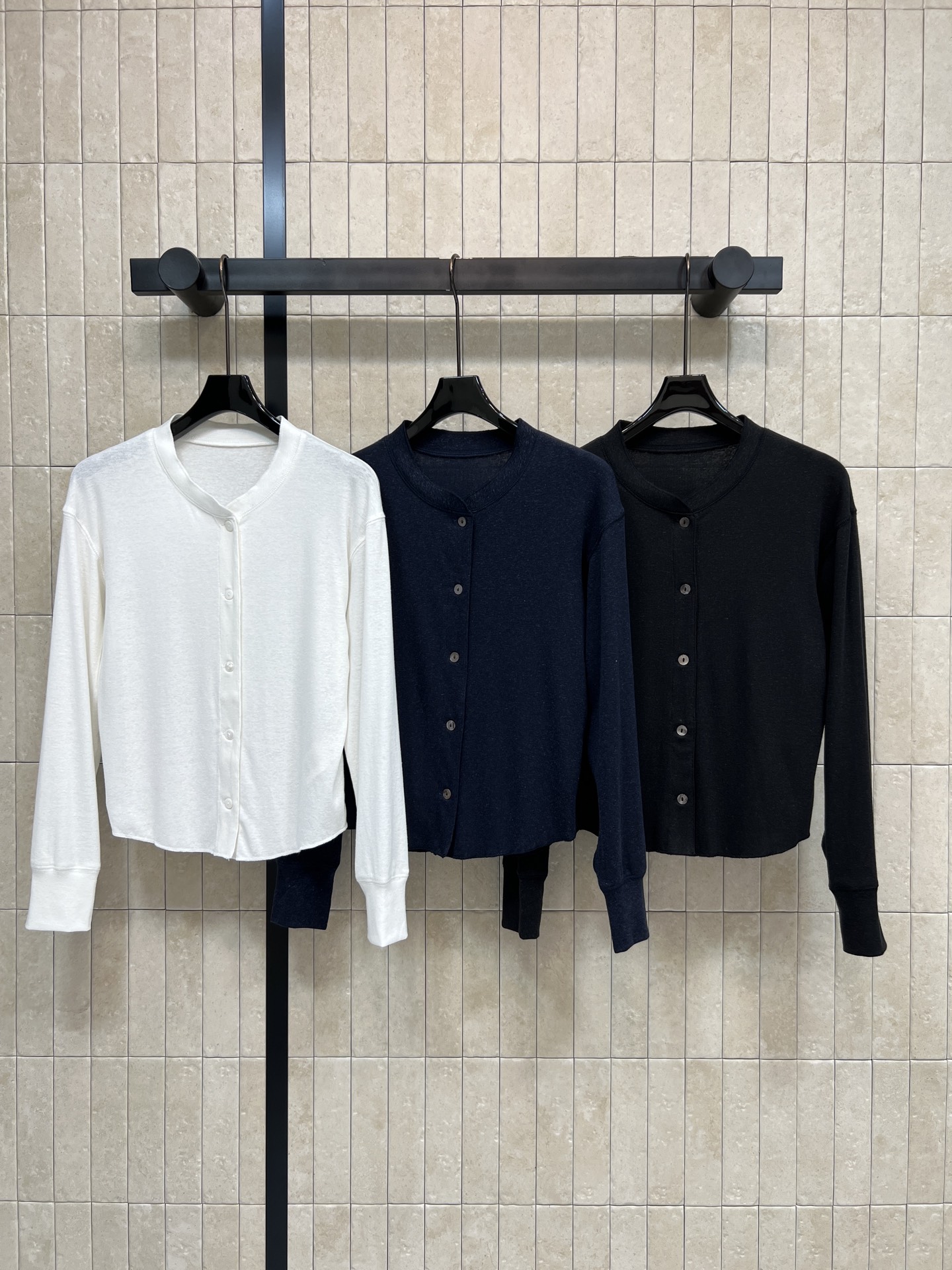 NO:925323,26 early autumn new model round neck knitted cardigan. The fabric is soft and skin-friendly. It is elastic and comfortable. It does not have a single row of round buttons to open and close. The simple round neck does not emphasize the neck line. The long sleeves close to fit the wrist. The short cut optimizes the body proportions. It can be worn alone or layered with a suspender dress. It looks good with jeans and skirts. It is minimalist and versatile. Three sizes in one color, Size/S-M-L,,skirts,jeans,1986090926早秋新款 款圆领针织小开衫 面料软糯亲肤 弹力舒适 不单排圆润纽扣开合 简约圆领不挑脖颈线条 长袖收口贴合手腕 短款剪裁优化身材比例 日常可单穿 也能内搭吊带连衣裙叠穿 搭配牛仔裤 半裙都好看 极简百搭不出错 一色三码Size/S-M-L,,skirts,jeans,,Women's clothing