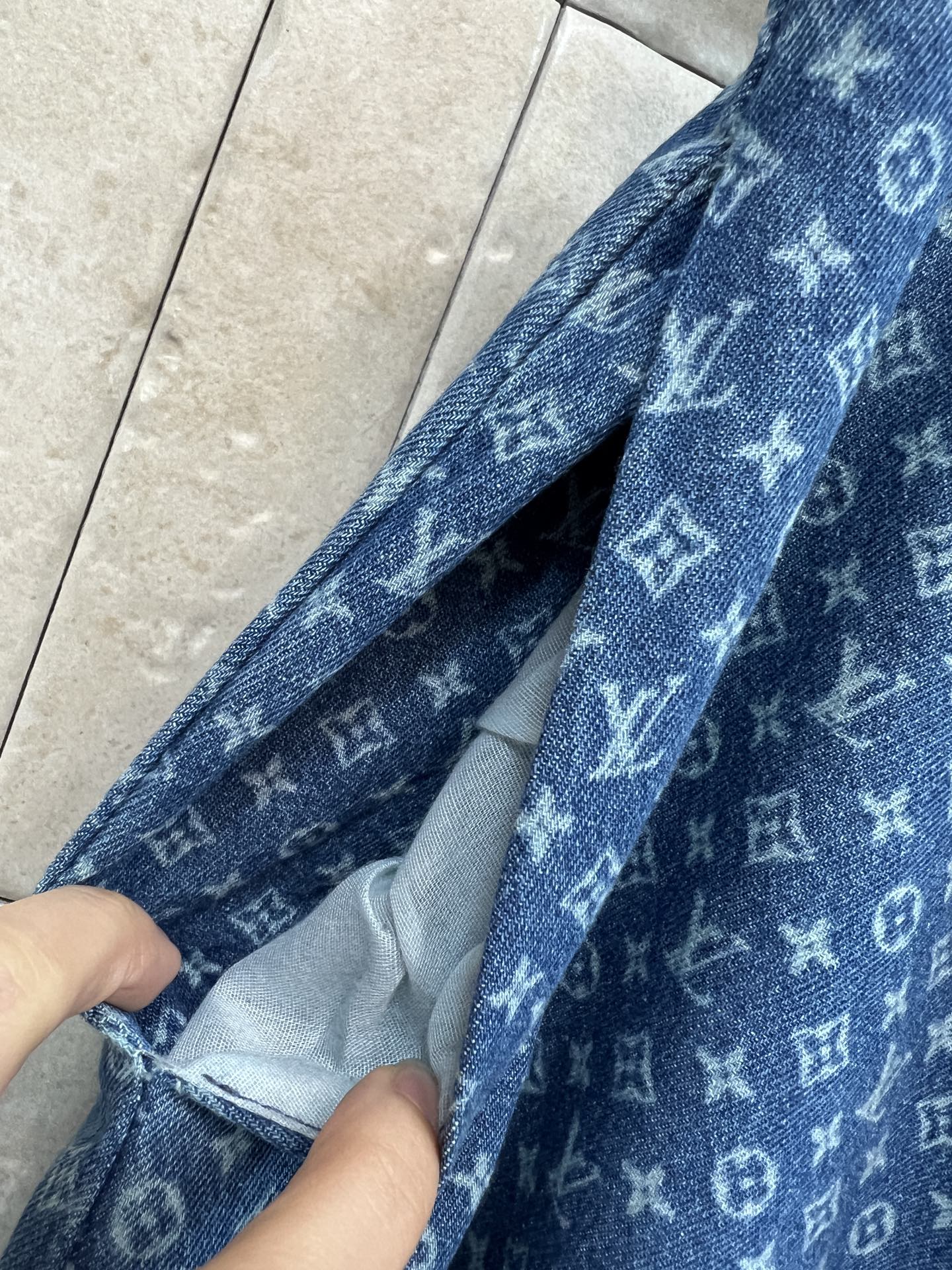 L家 26早秋新款 老花牛仔阔腿裤 高腰侧边拉链设计穿脱便捷 轻松拉高腰线 通体复古暗纹质感高级 水洗牛