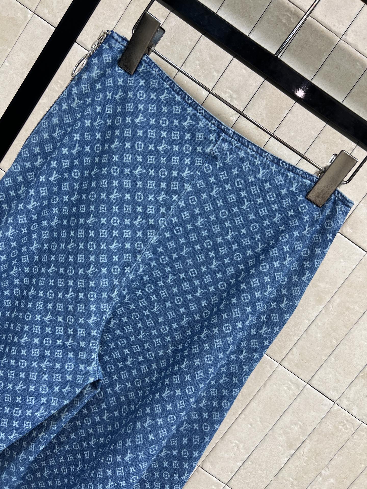 L家 26早秋新款 老花牛仔阔腿裤 高腰侧边拉链设计穿脱便捷 轻松拉高腰线 通体复古暗纹质感高级 水洗牛