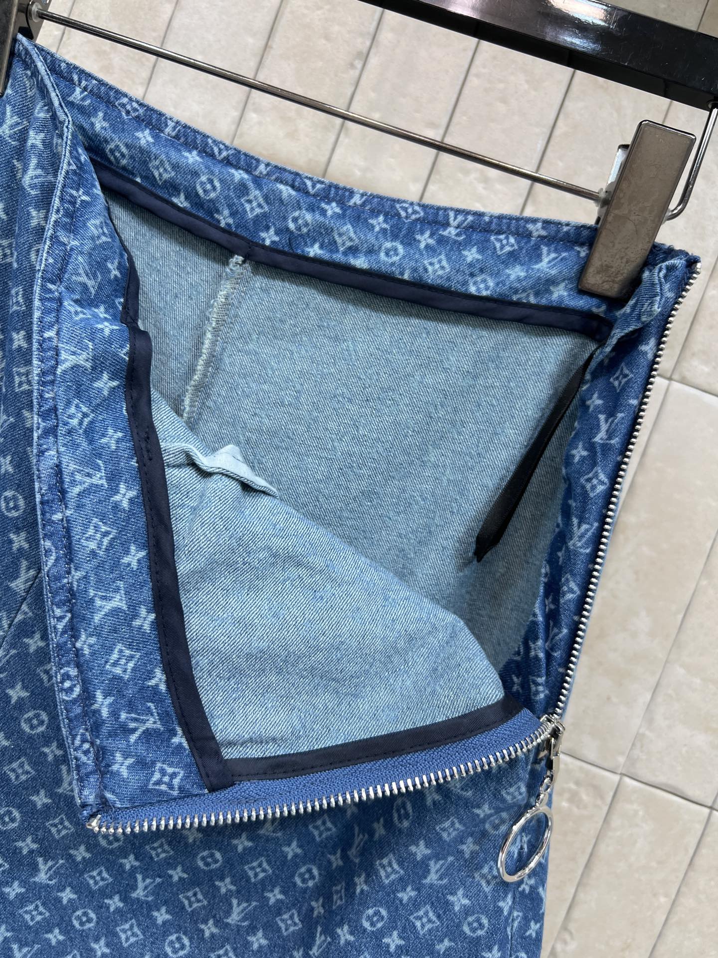 L家 26早秋新款 老花牛仔阔腿裤 高腰侧边拉链设计穿脱便捷 轻松拉高腰线 通体复古暗纹质感高级 水洗牛