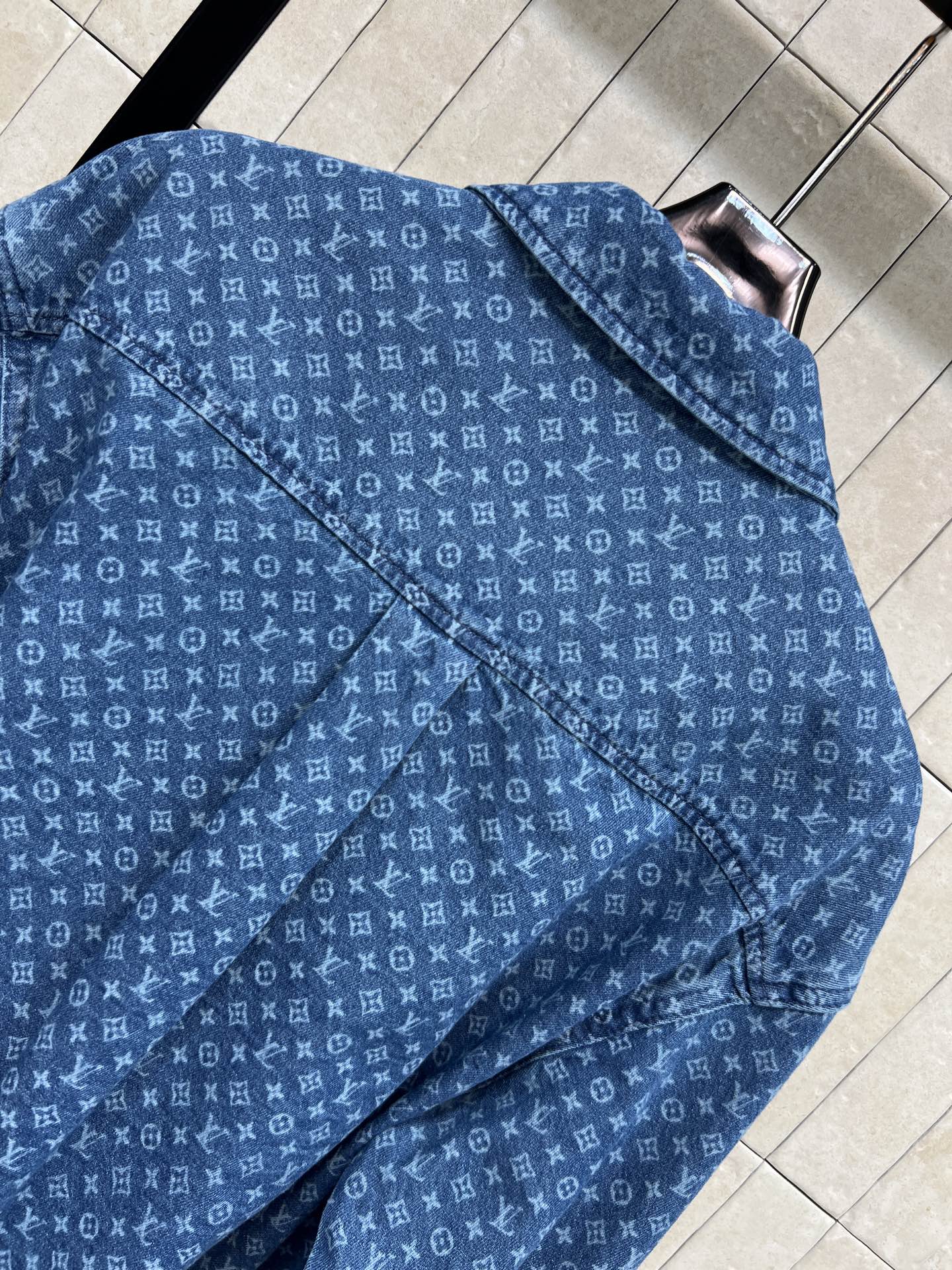 L家 26早秋新款 老花短款牛仔衬衫 经典翻领搭配金属圆扣 胸前口袋简约实用 通体暗纹辨识度十足 下摆别