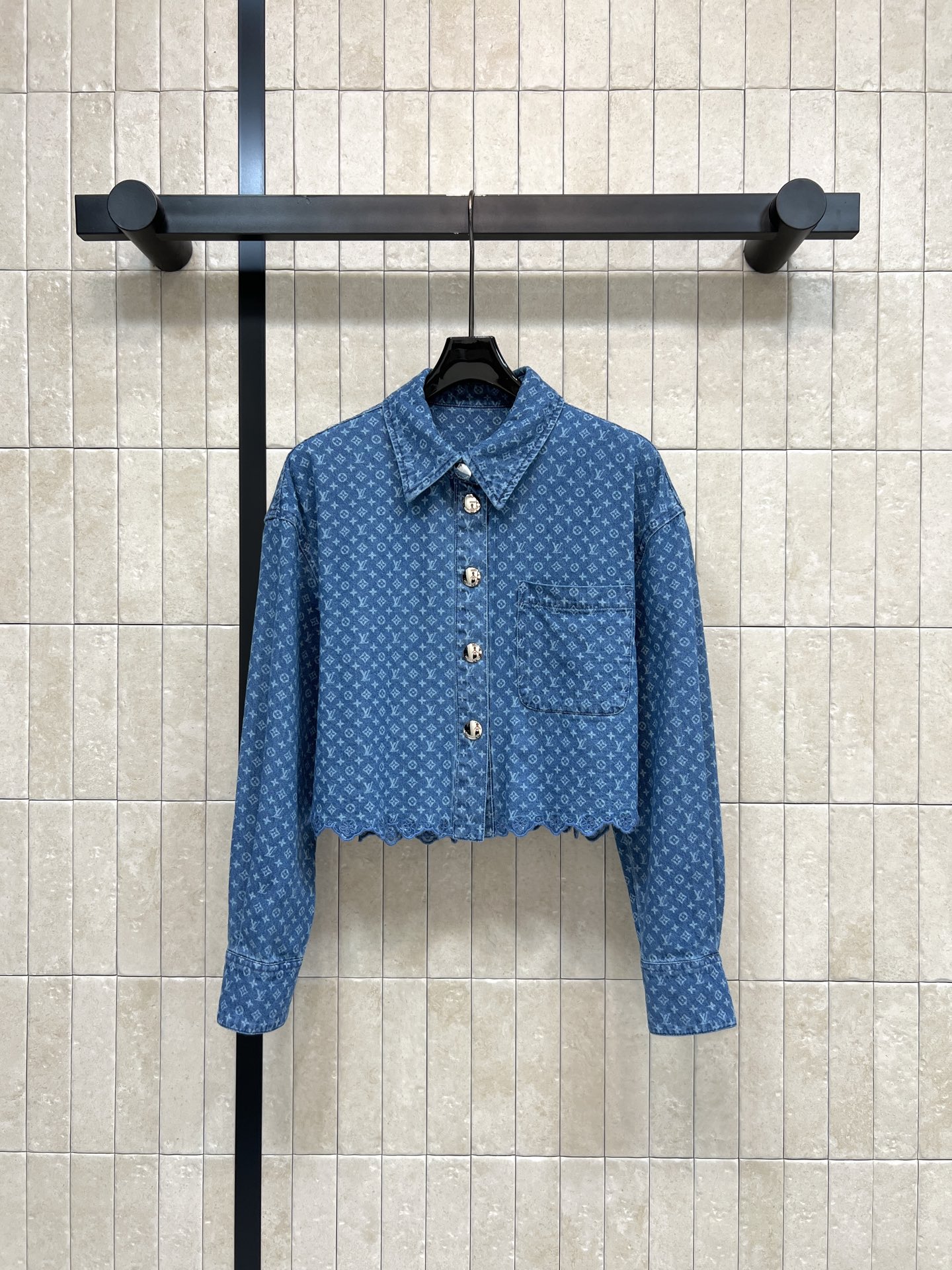 NO:925356,L's 26 early autumn new style, presbyopic short denim shirt, classic lapel with metal round buckle, simple and practical chest pocket, full body dark pattern, fully recognizable, unique wavy lace at the hem to weaken the toughness of the denim, washed denim fabric soft and crisp, neat short version to raise the waistline, suitable for single wear or layering, daily casual, fashionable and textured, four sizes in one color, Size/S-M-L-XL,, louis vuitton, shirts,19860909L家 26早秋新款 老花短款牛仔衬衫 经典翻领搭配金属圆扣 胸前口袋简约实用 通体暗纹辨识度十足 下摆别致波浪花边弱化牛仔硬朗感 水洗牛仔面料柔软挺括 利落短版型拉高腰线 单穿 内搭叠穿都合适 日常休闲时髦又有质感 一色四码Size/S-M-L-XL,,louis vuitton,shirts,,Women's clothing